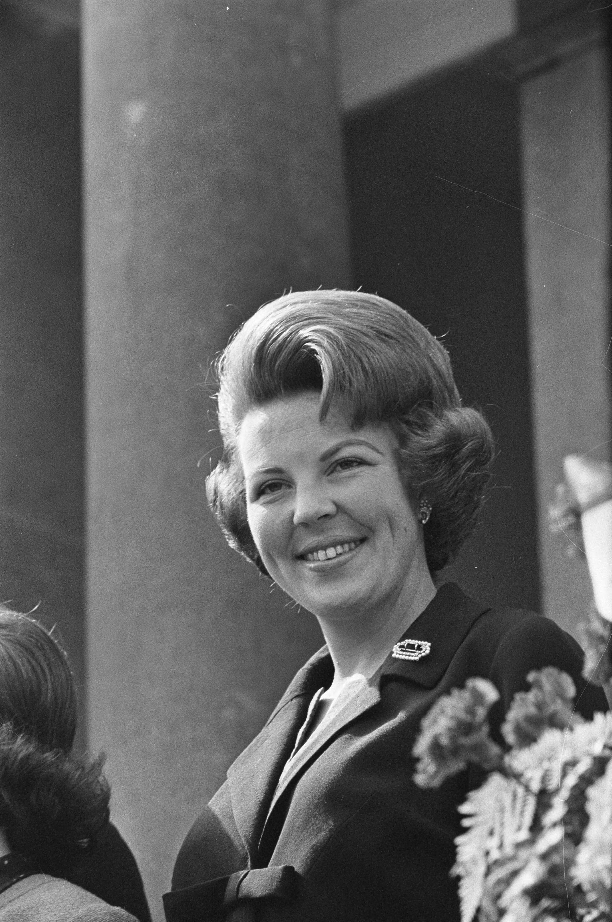 Fotocollectie Anefo — Defilé Soestdijk, prinses Beatrix — Foto: Koch, Eric / Anefo. Licentie: Set B: Rechtenvrij / Publiek Domein. Bron: Nationaal Archief. http://hdl.handle.net/10648/aa66f802-d0b4-102d-bcf8-003048976d84