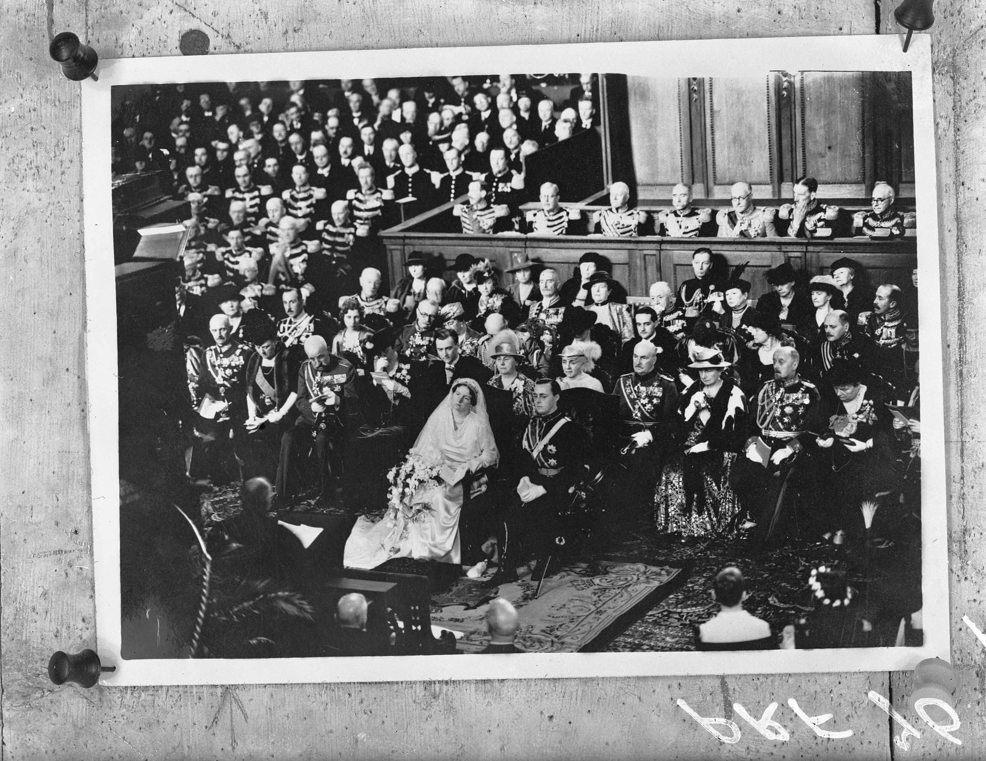 Fotocollectie Anefo — Huwelijk van prinses Juliana en prins Bernhard in de Grote Sint Jacobskerk te Den Haag — Foto: Central Press Ltd. Licentie: Set B: Rechtenvrij / Publiek Domein. Bron: Nationaal Archief. http://hdl.handle.net/10648/ad809f02-d0b4-102d-bcf8-003048976d84