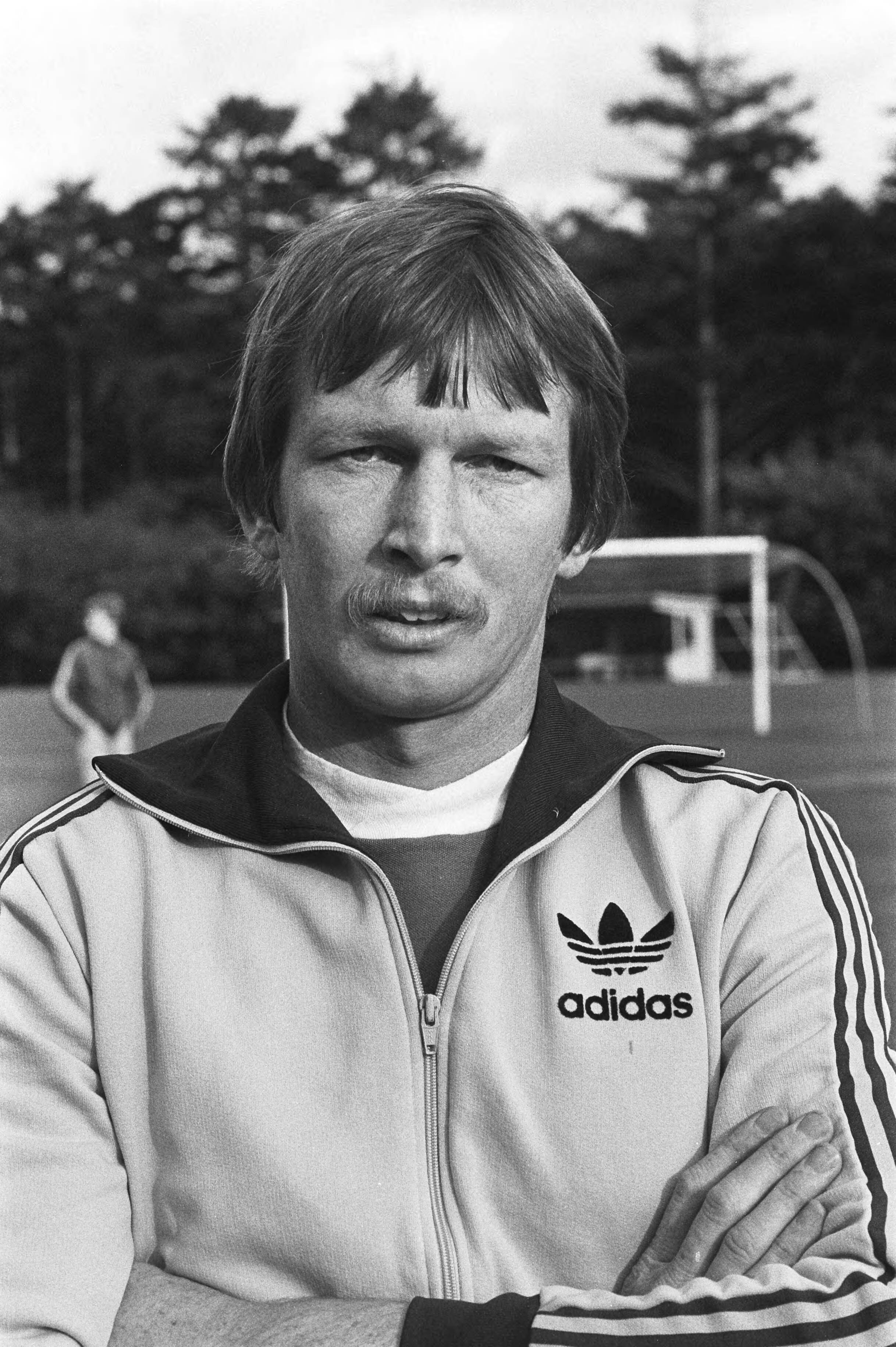 Fotocollectie Anefo — Nederlands elftal trainde vanmiddag in Zeist i.v.m. interland tegen West-Duitsland a.s. zaterdag, debutant Jos Jonker — Foto: Pereira, Fernando / Anefo. Licentie: Set B: Rechtenvrij / Publiek Domein. Bron: Nationaal Archief. http://hdl.handle.net/10648/acea5920-d0b4-102d-bcf8-003048976d84