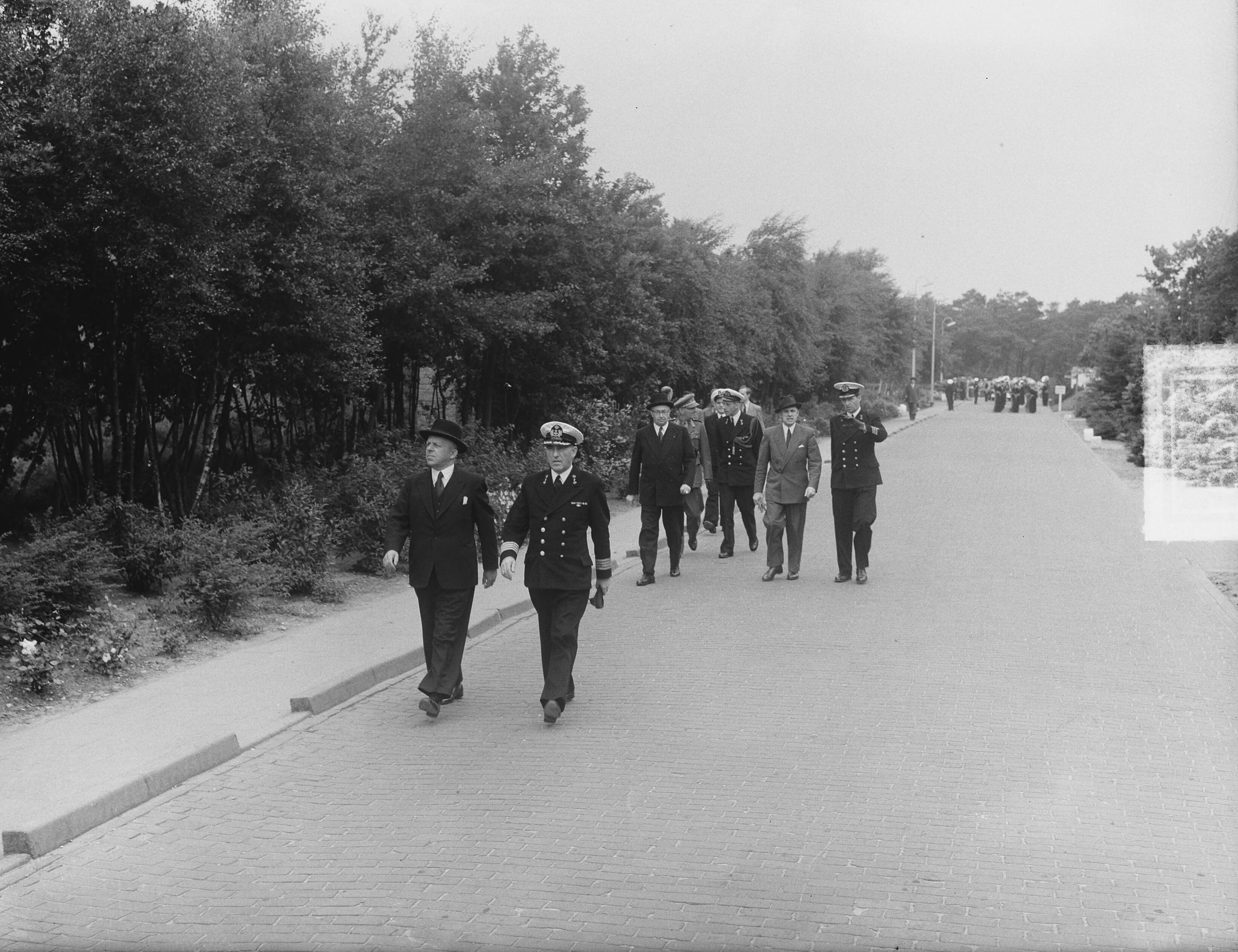 Fotocollectie Anefo — Minister van Oorlog en Marine, ir. C. Staf (voorop met de commandant) de Belgische minister van Landsverdediging kolonel De Greeff (links met bril) en de gezant van Luxemburg A. Collaart (rechts) — Foto: Vogel, Carel L. de / Anefo. Licentie: Set B: Rechtenvrij / Publiek Domein. Bron: Nationaal Archief. http://hdl.handle.net/10648/a8ec6c46-d0b4-102d-bcf8-003048976d84