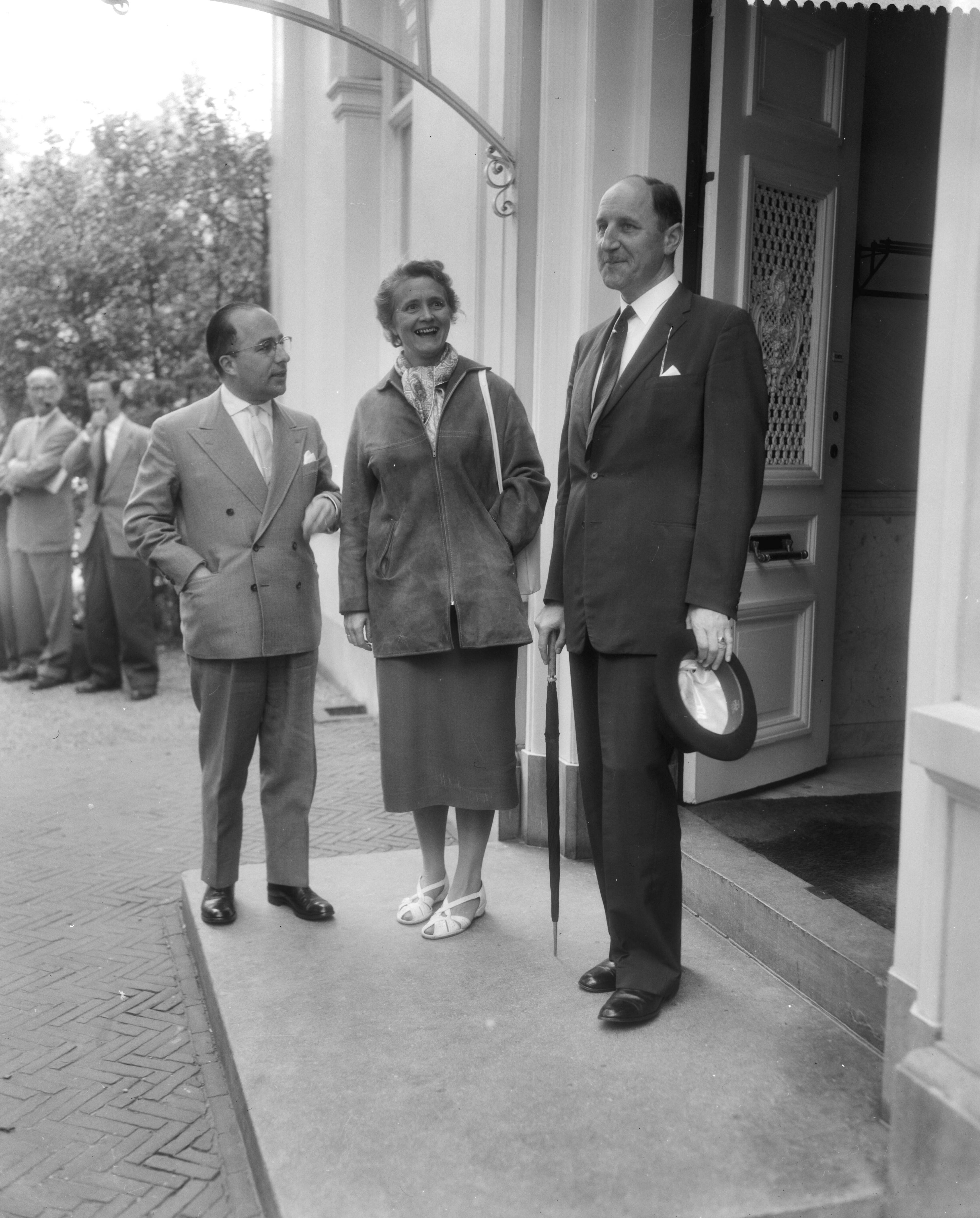 Fotocollectie Anefo — Kabinetsformatie in Den Haag. V.l.n.r. Mr. J.M.L.Th. Cals ,mejuffrouw dr. H. A. M. Klompe en Mr. J.M.A.H. Luns — Foto: Pot, Harry / Anefo. Licentie: Set B: Rechtenvrij / Publiek Domein. Bron: Nationaal Archief. http://hdl.handle.net/10648/a993e070-d0b4-102d-bcf8-003048976d84