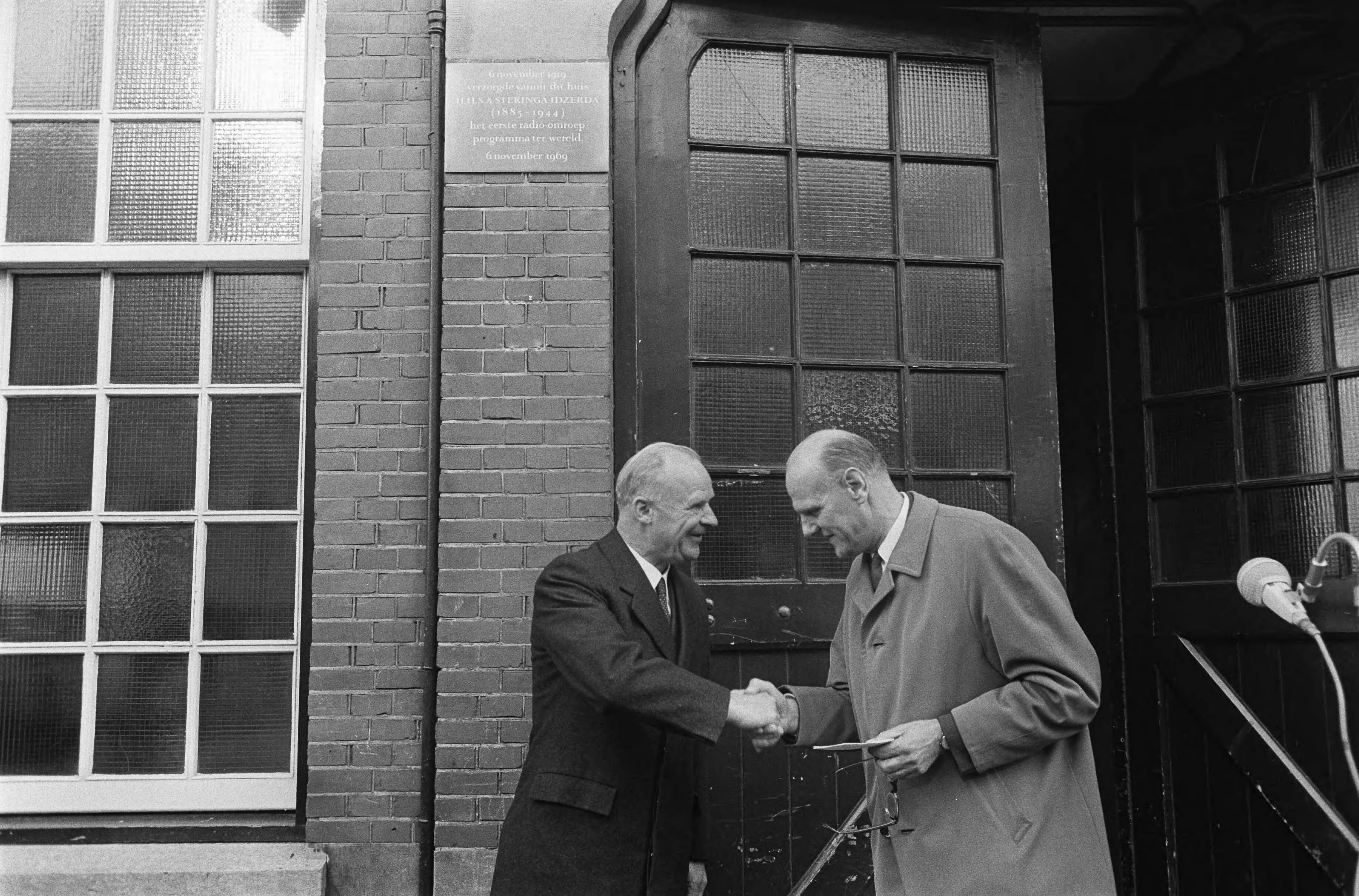 Fotocollectie Anefo — Herdenking van radiopionier ir. H. M. Schotanus Steringa Idzerda (verzorgde 50 jaar geleden uitzending) in Postmuseum Den Haag . Van der Poel (staatssecr. — Foto: Koch, Eric / Anefo. Licentie: Set B: Rechtenvrij / Publiek Domein. Bron: Nationaal Archief. http://hdl.handle.net/10648/ab806f20-d0b4-102d-bcf8-003048976d84