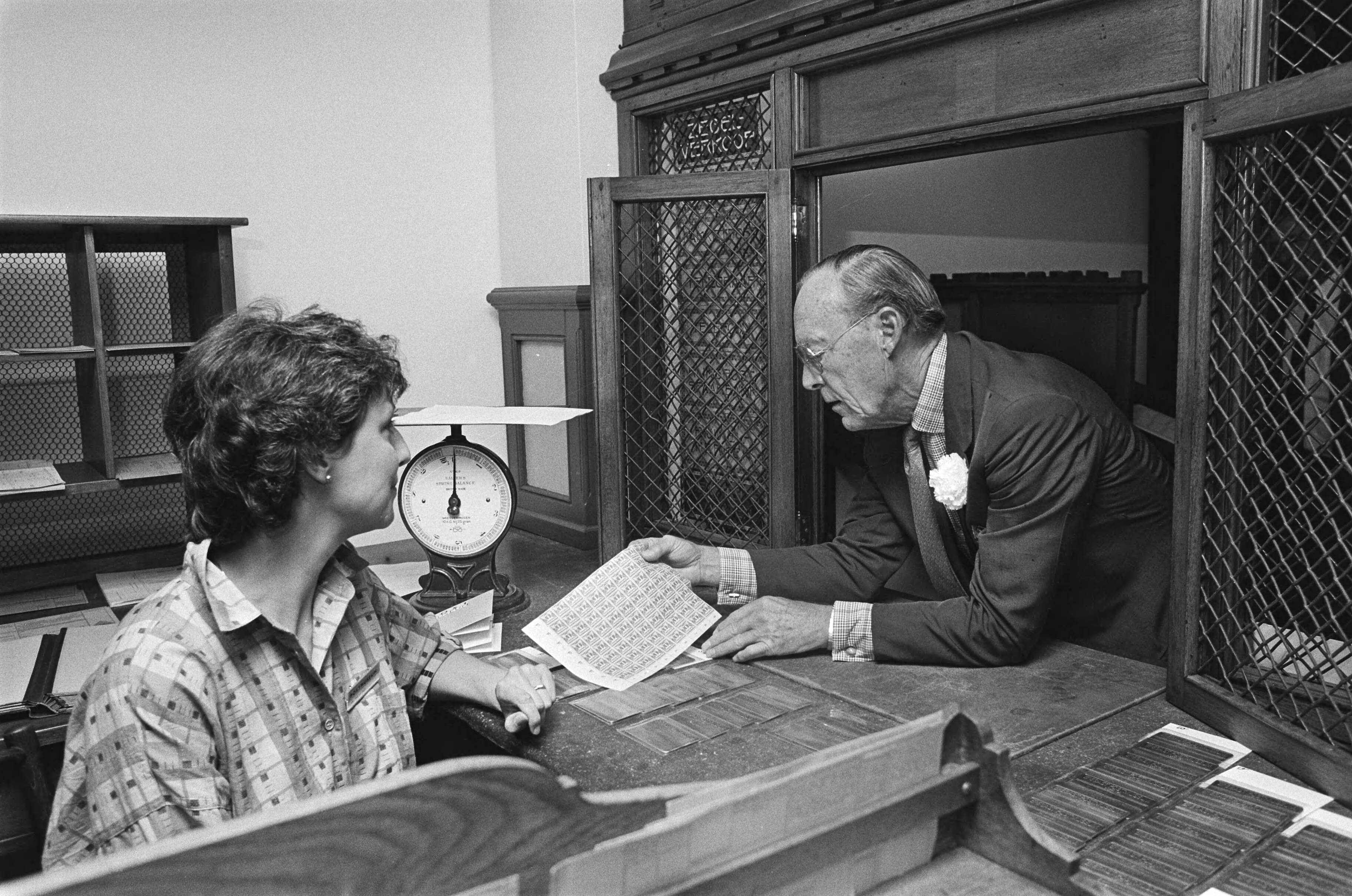 Fotocollectie Anefo — Prins Bernhard opent vernieuwde Postmuseum in Den Haag Prins Bernhard in loket — Foto: Bogaerts, Rob / Anefo. Licentie: Set B: Rechtenvrij / Publiek Domein. Bron: Nationaal Archief. http://hdl.handle.net/10648/ad4b246c-d0b4-102d-bcf8-003048976d84