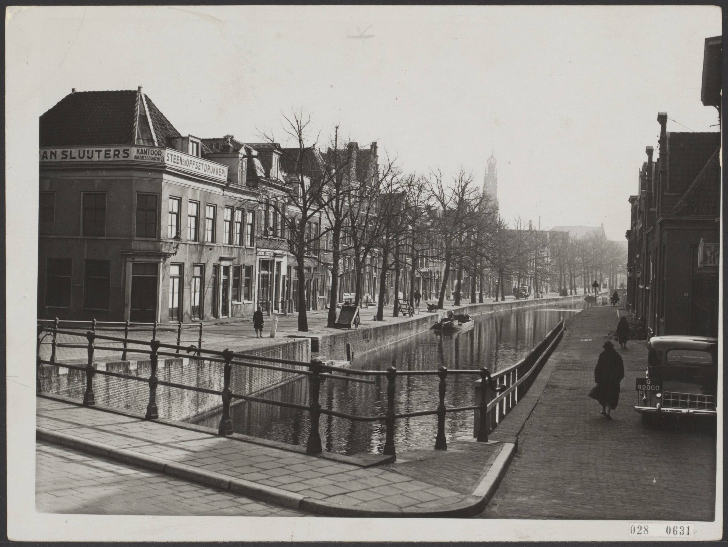 Fotocollectie Elsevier Binnenland — Bijschrift "Ook Haarlem heeft zijn "Rokin-vraagstuk". Het ligt in de bedoeling, de Bakenessergracht te dempen, burgemeester en wethouders zullen eerst nog het voor en tegen hiervan bekijken. Het oude Haarlemse grachtje" — Foto: N.V. Polygoon. Licentie: Set B: Rechtenvrij / Publiek Domein. Bron: Nationaal Archief. http://hdl.handle.net/10648/adde5d86-d0b4-102d-bcf8-003048976d84