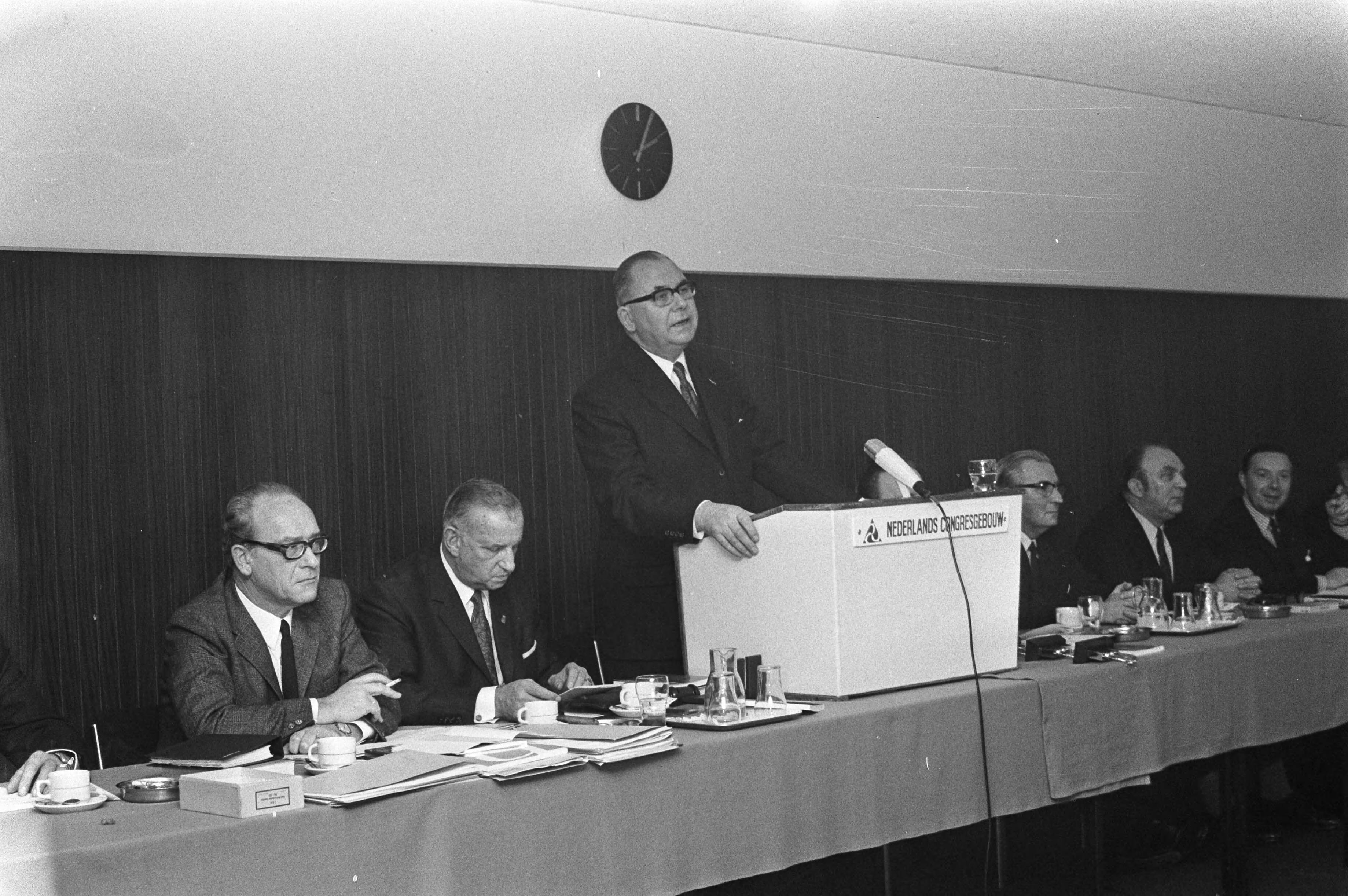 Fotocollectie Anefo — KNVB vergadering, waarbij medailles uitgereikt worden aan Feyenoord, Ajax en Zwart Wit 28 , Den Haag — Foto: Mieremet, Rob / Anefo. Licentie: Set B: Rechtenvrij / Publiek Domein. Bron: Nationaal Archief. http://hdl.handle.net/10648/abd6edd2-d0b4-102d-bcf8-003048976d84