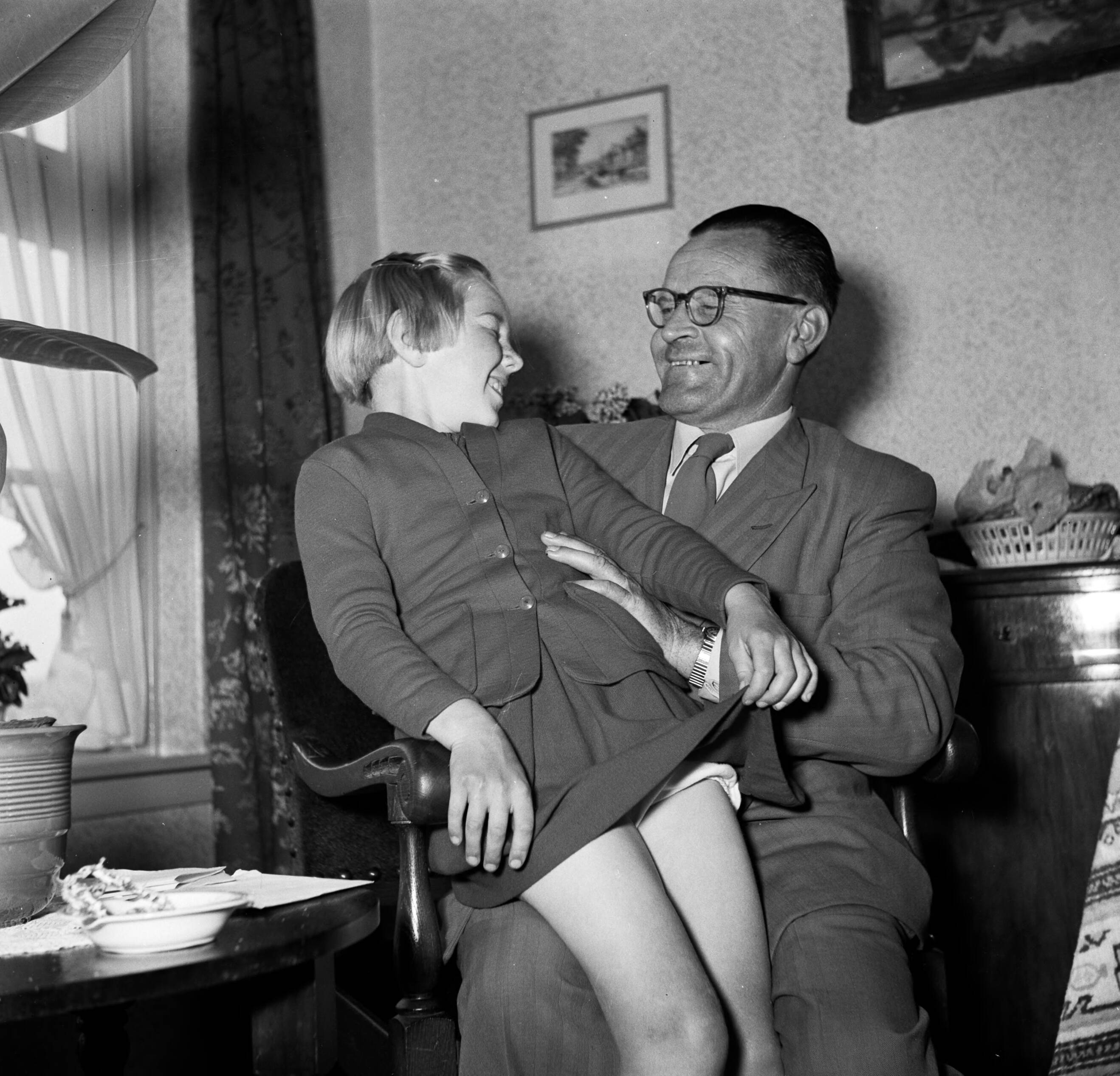 Fotocollectie Van de Poll — Gerard de Jongs dochtertje Marietje bij Ynse Postma op schoot — Foto: Poll, Willem van de. Licentie: Set B: Rechtenvrij / Publiek Domein. Bron: Nationaal Archief. http://hdl.handle.net/10648/aecce5d2-d0b4-102d-bcf8-003048976d84