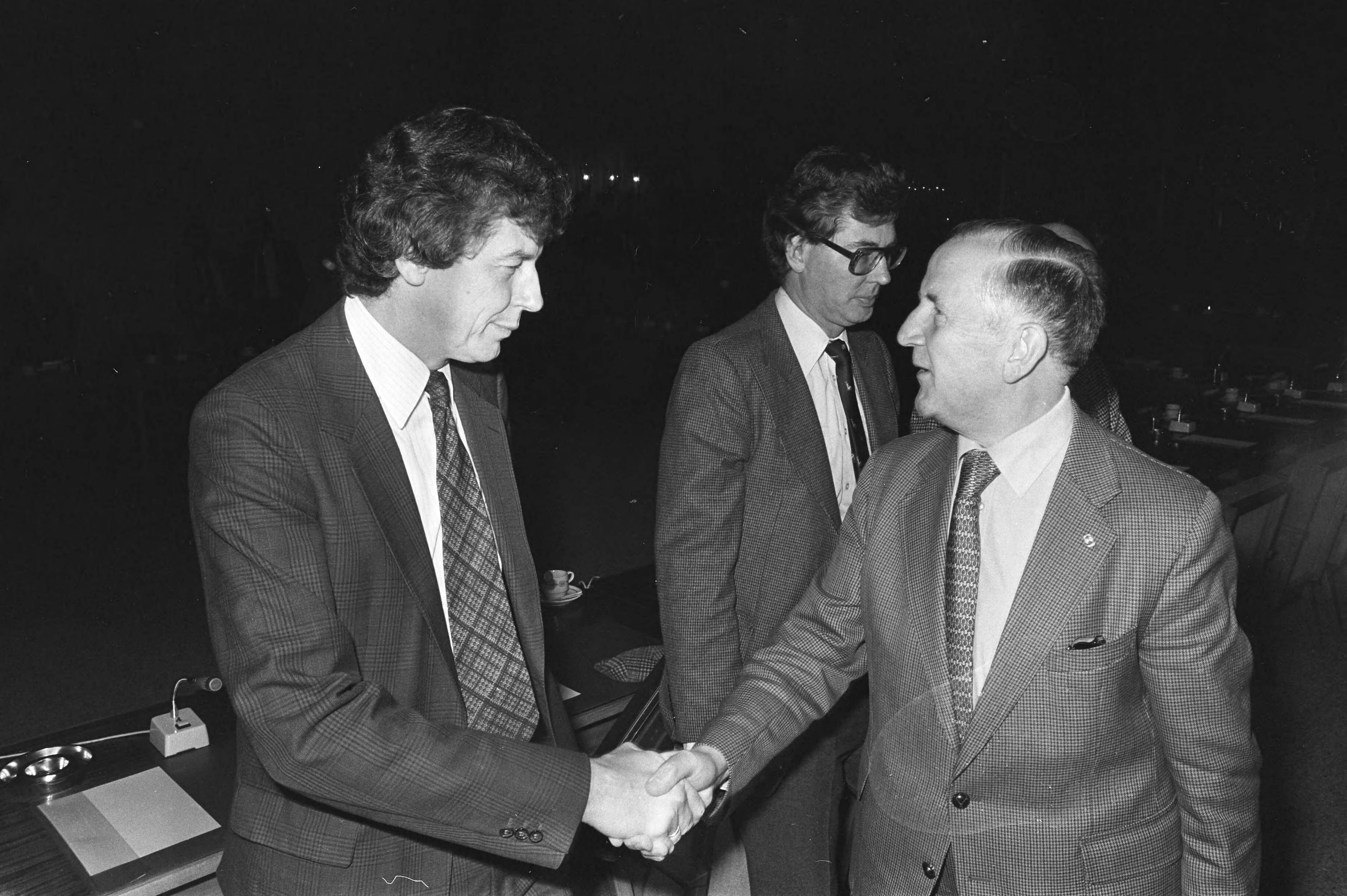 Fotocollectie Anefo — Overleg regering, vakbonden en werkgevers over arbeidsvoorwaardenbeleid 1981 in SER-gebouw te Den Haag FNV-voorzitter Kok (l) — Foto: Bogaerts, Rob / Anefo. Licentie: Set B: Rechtenvrij / Publiek Domein. Bron: Nationaal Archief. http://hdl.handle.net/10648/aceb710c-d0b4-102d-bcf8-003048976d84