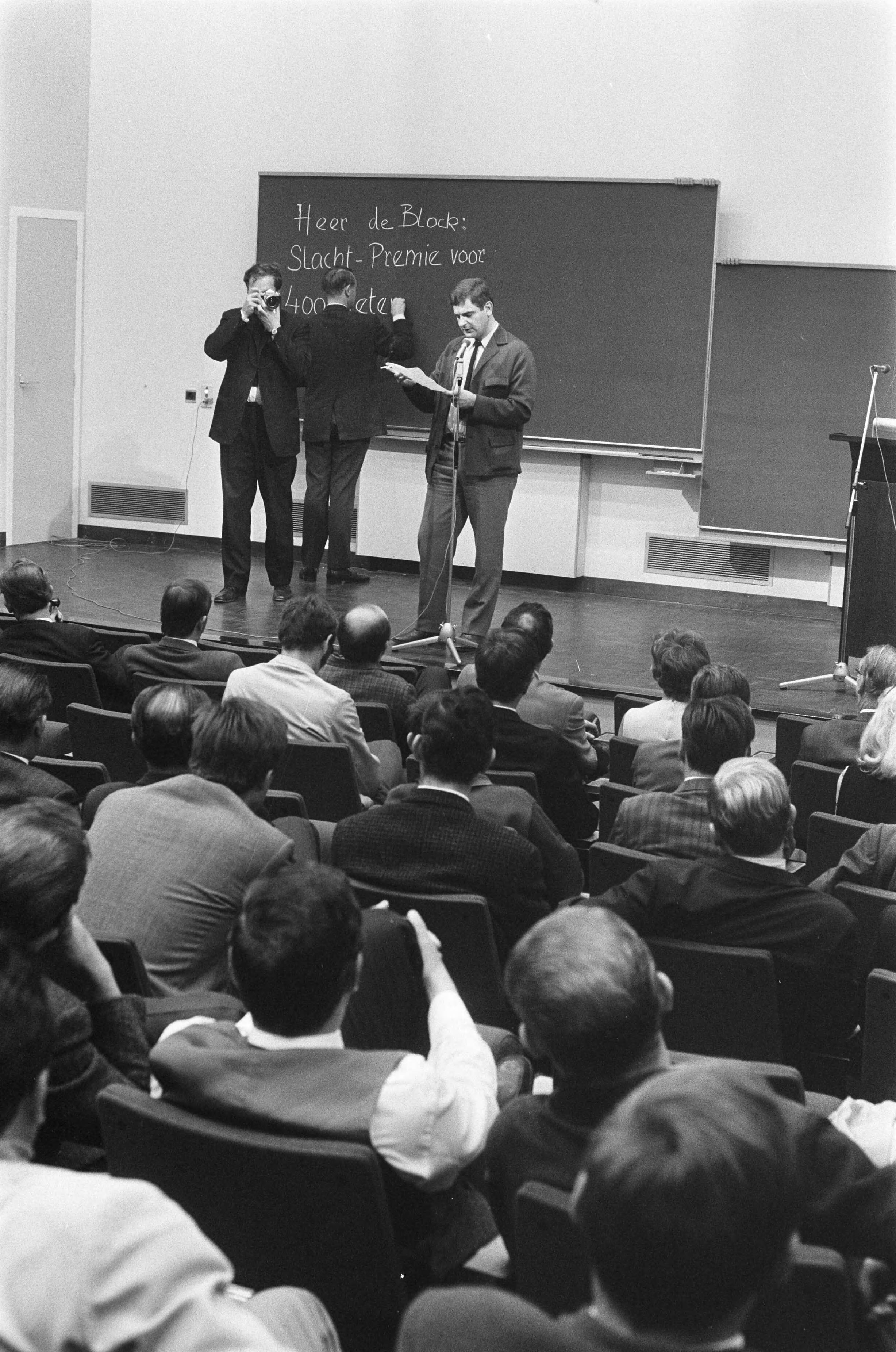 Fotocollectie Anefo — "Bezetters" van het Reactorcentrum te Petten vergaderen. Nummer 15 Wim Olthoff voor bord — Foto: Verhoeff, Bert / Anefo. Licentie: Set B: Rechtenvrij / Publiek Domein. Bron: Nationaal Archief. http://hdl.handle.net/10648/ab7f0432-d0b4-102d-bcf8-003048976d84