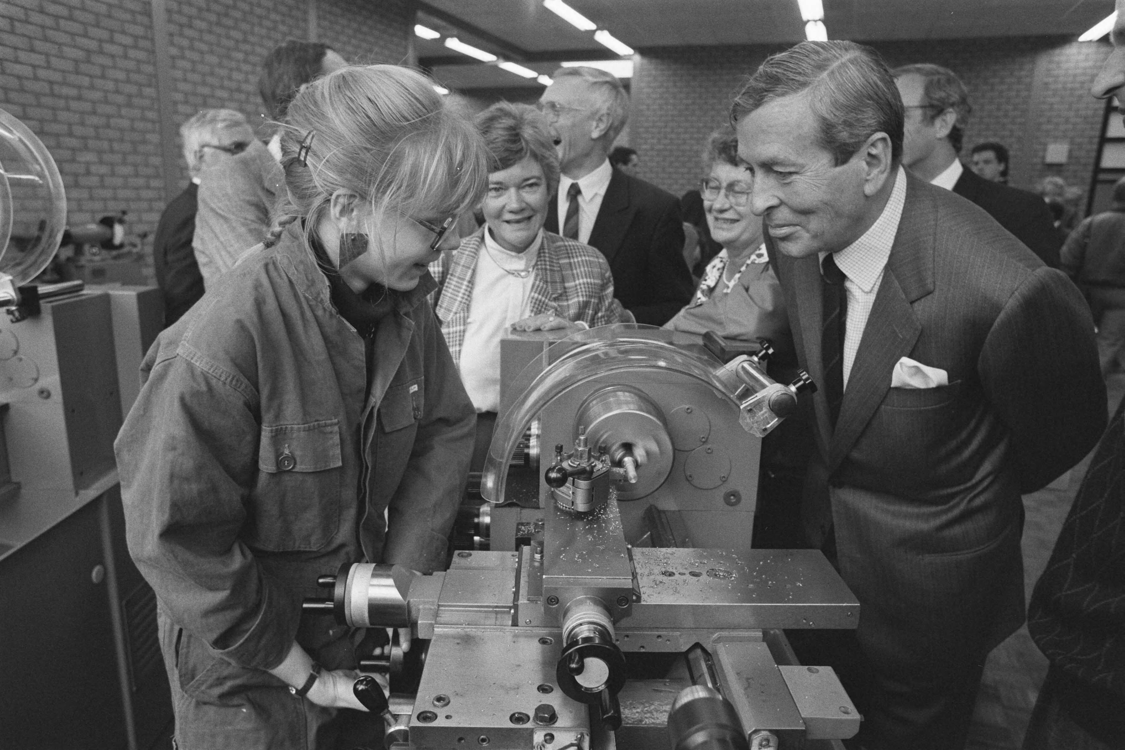 Fotocollectie Anefo — Claus opent nieuwbouw scholengemeenschap "Willem van Oranje" in Zoetermeer; Claus in gesprek met Karin van de Mey — Foto: Bogaerts, Rob / Anefo. Licentie: Set B: Rechtenvrij / Publiek Domein. Bron: Nationaal Archief. http://hdl.handle.net/10648/ad65260a-d0b4-102d-bcf8-003048976d84