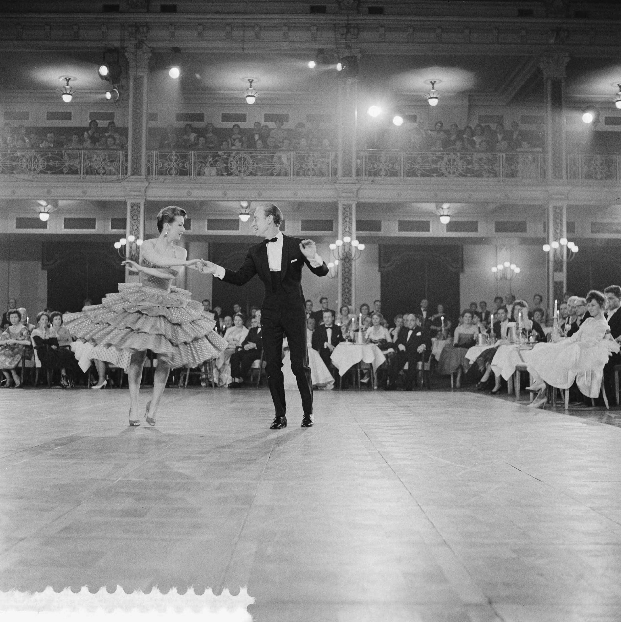 Fotocollectie Anefo — AVRO's danstoernooi in het Kurhaus te Scheveningen. Wereldkampioenspaar Latijns-Amerikaanse dansen Len Patrick en Dorin Key geven een demonstratie — Foto: Behrens, Herbert F. / Anefo. Licentie: Set B: Rechtenvrij / Publiek Domein. Bron: Nationaal Archief. http://hdl.handle.net/10648/a9a83836-d0b4-102d-bcf8-003048976d84