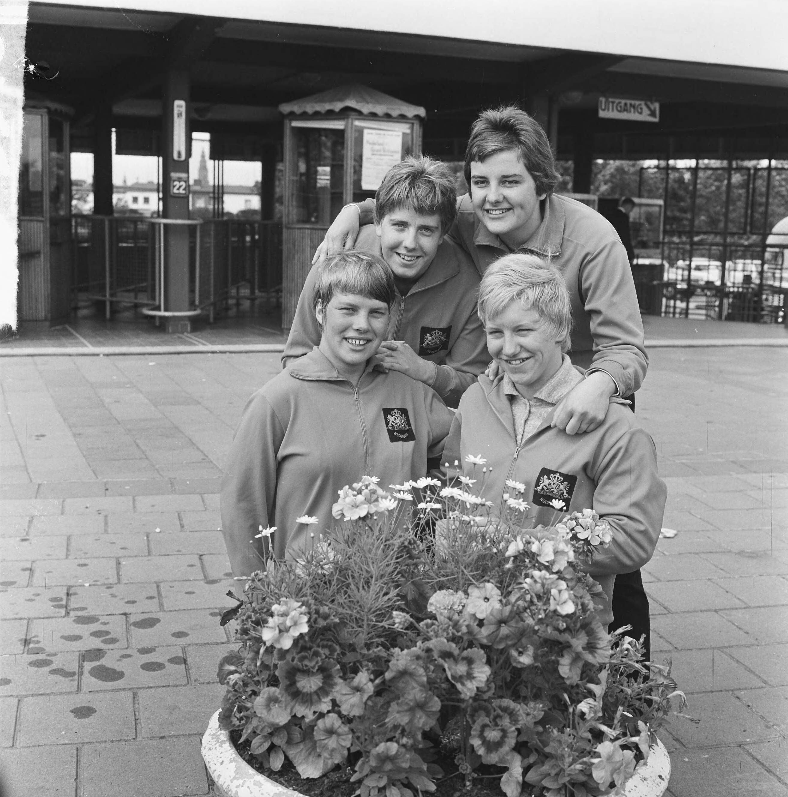Fotocollectie Anefo — Zweminterland Nederland tegen Engeland te Groningen, de Nederlandse damesploeg 4 x 100 meter vrije slag, nieuw Europees record (Europees). Boven Pauline van de Wildt en Erica Terpstra (rechts), beneden Ineke Tigelaar,en Winnie van Weerdenburg — Foto: Koch, Eric / Anefo. Licentie: Set B: Rechtenvrij / Publiek Domein. Bron: Nationaal Archief. http://hdl.handle.net/10648/aa6eed46-d0b4-102d-bcf8-003048976d84
