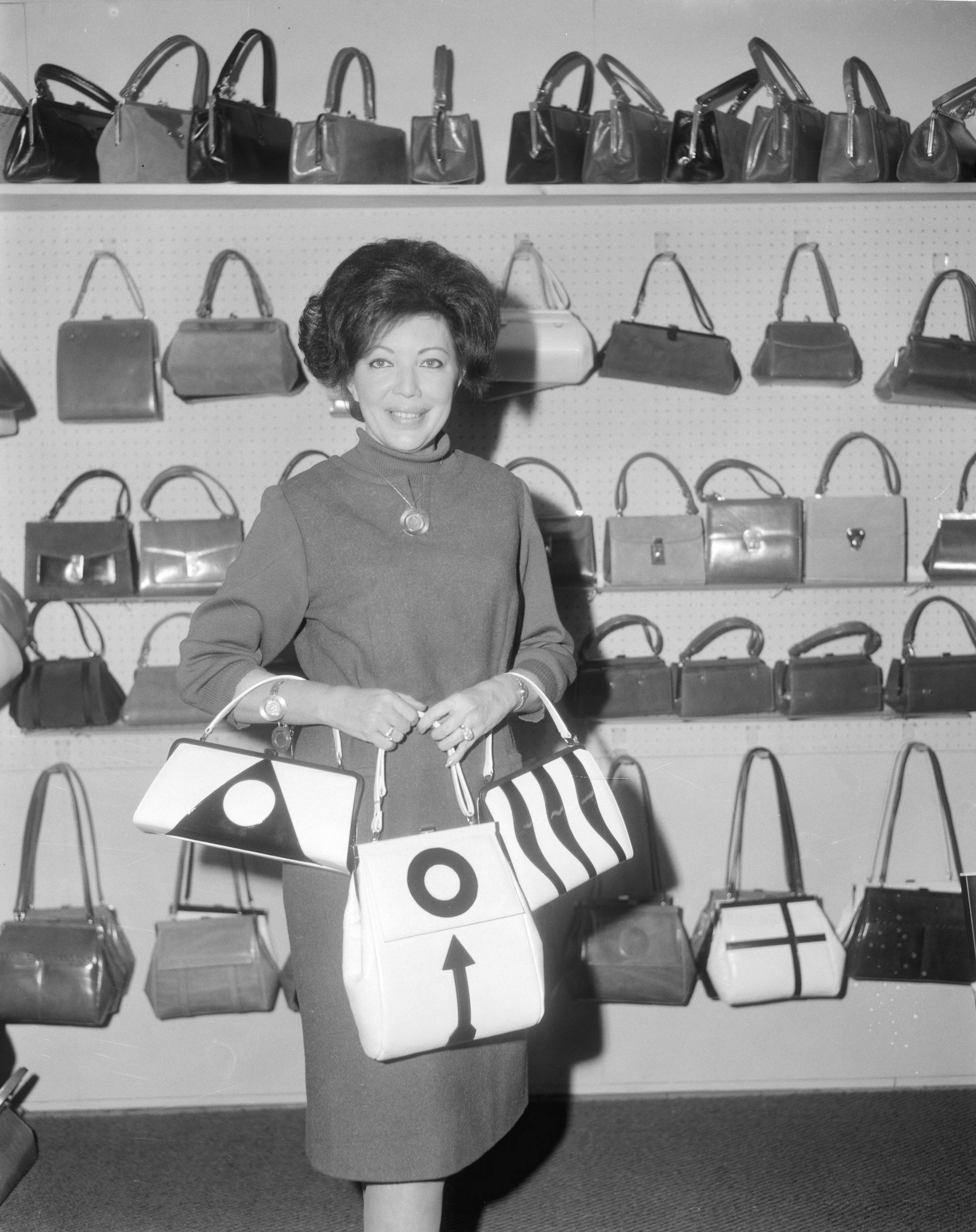 Fotocollectie Anefo — Koffer en lederwarenvakbuers te Utrecht, tassen in zwart- — Foto: Bilsen, Joop van / Anefo. Licentie: Set B: Rechtenvrij / Publiek Domein. Bron: Nationaal Archief. http://hdl.handle.net/10648/aad51fda-d0b4-102d-bcf8-003048976d84