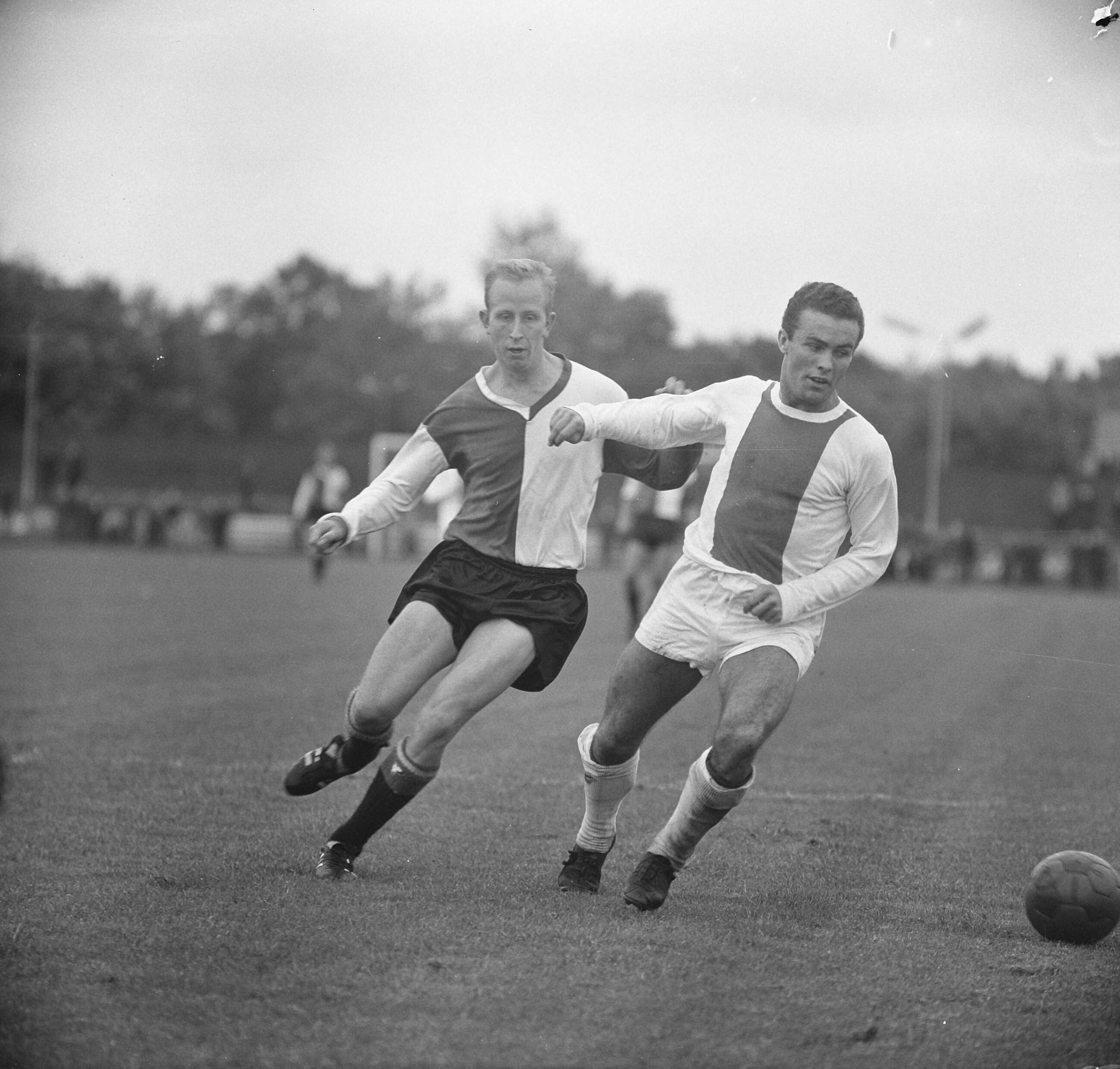 Fotocollectie Anefo — Voetbal. FC Hilversum tegen Feijenoord 0-4. Spelmoment, Henk Groot (links) in duel — Foto: Nijs, Jac. de / Anefo. Licentie: Set B: Rechtenvrij / Publiek Domein. Bron: Nationaal Archief. http://hdl.handle.net/10648/aa477a68-d0b4-102d-bcf8-003048976d84