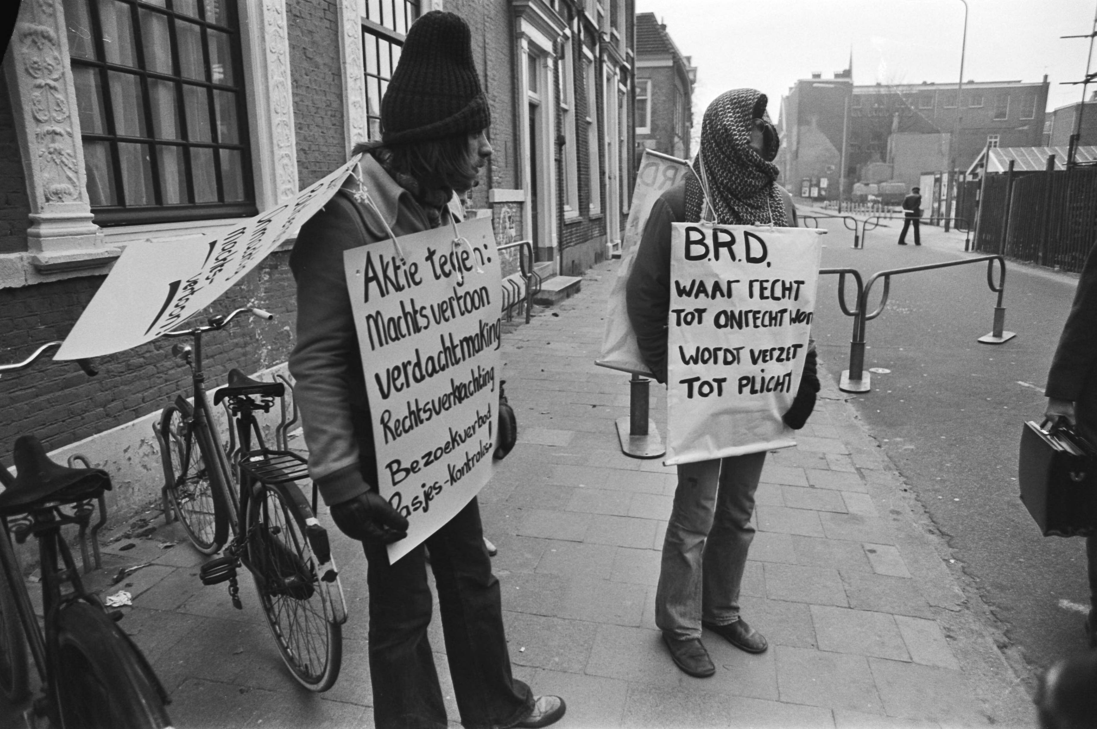 Fotocollectie Anefo — Proces tegen RAF-lid Kurt Folkerts in Utrecht; twee demonstranten bij de afzetting — Foto: Peters, Hans / Anefo. Licentie: Set B: Rechtenvrij / Publiek Domein. Bron: Nationaal Archief. http://hdl.handle.net/10648/aca7bbce-d0b4-102d-bcf8-003048976d84