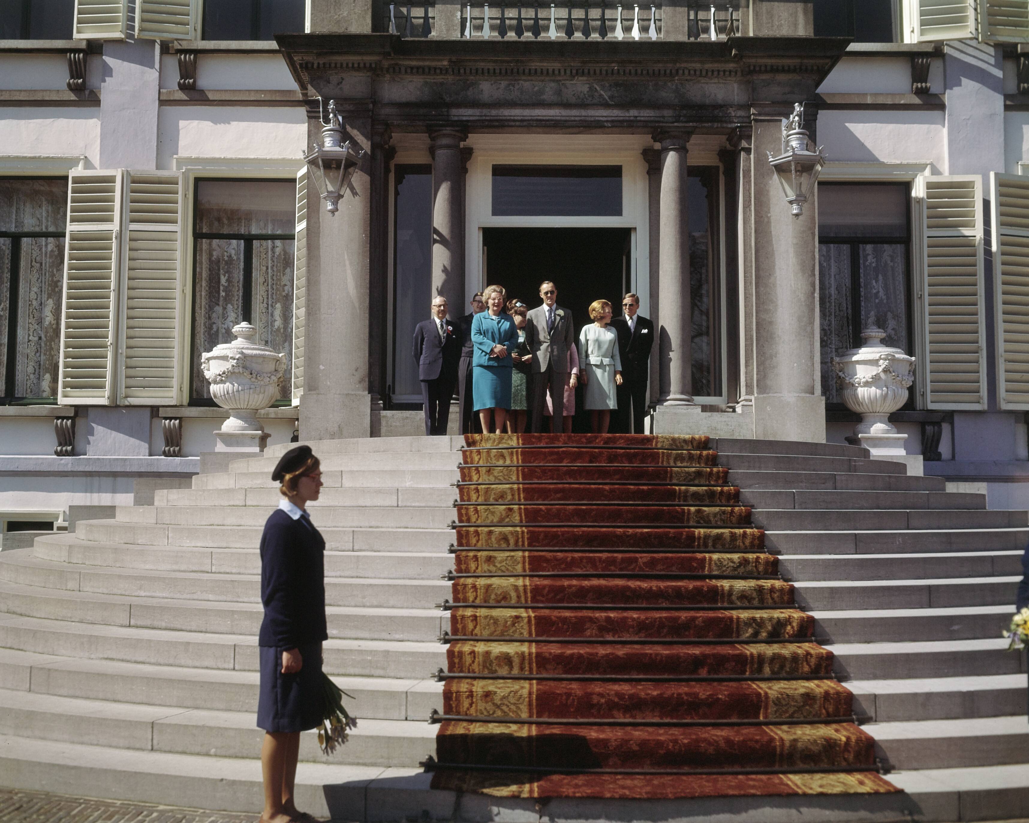 Fotocollectie Anefo — Koninginnedag 1966. Defilé paleis Soestdijk — Foto: Fotograaf Onbekend / Anefo. Licentie: Set B: Rechtenvrij / Publiek Domein. Bron: Nationaal Archief. http://hdl.handle.net/10648/ad8d9734-d0b4-102d-bcf8-003048976d84