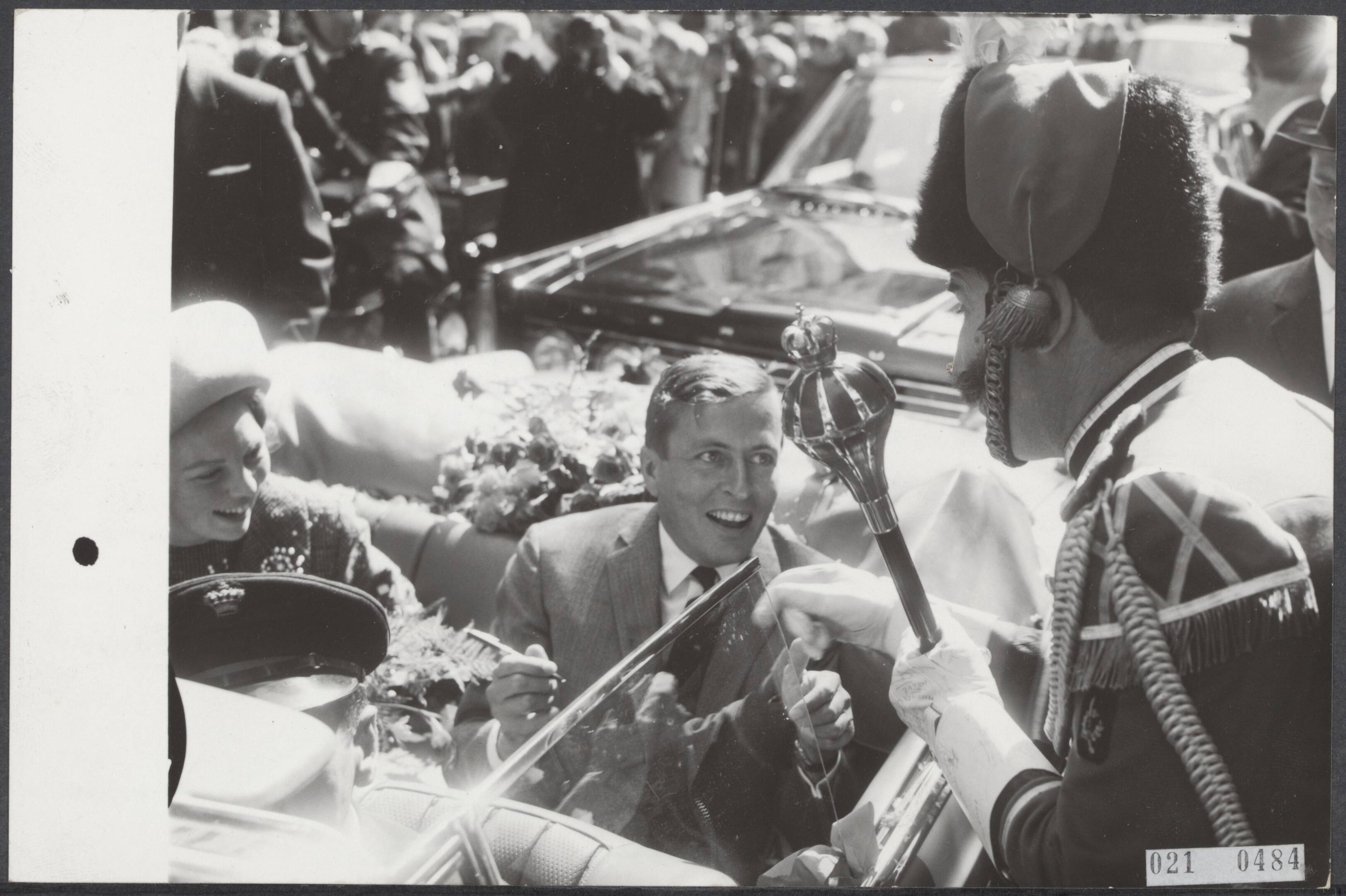 Fotocollectie Elsevier Binnenland — Prinses Beatrix en haar verloofde Claus von Amsberg brengen een bezoek aan Maastricht. Tijdens de rijtoer vraagt een tambour-maitre aan Claus von Amsberg een handtekening op zijn handschoen te zetten. Er stond reeds een handtekening van prinses Margriet — Foto: Bilsen, Joop van / Anefo. Licentie: Set B: Rechtenvrij / Publiek Domein. Bron: Nationaal Archief. http://hdl.handle.net/10648/adcf3e32-d0b4-102d-bcf8-003048976d84