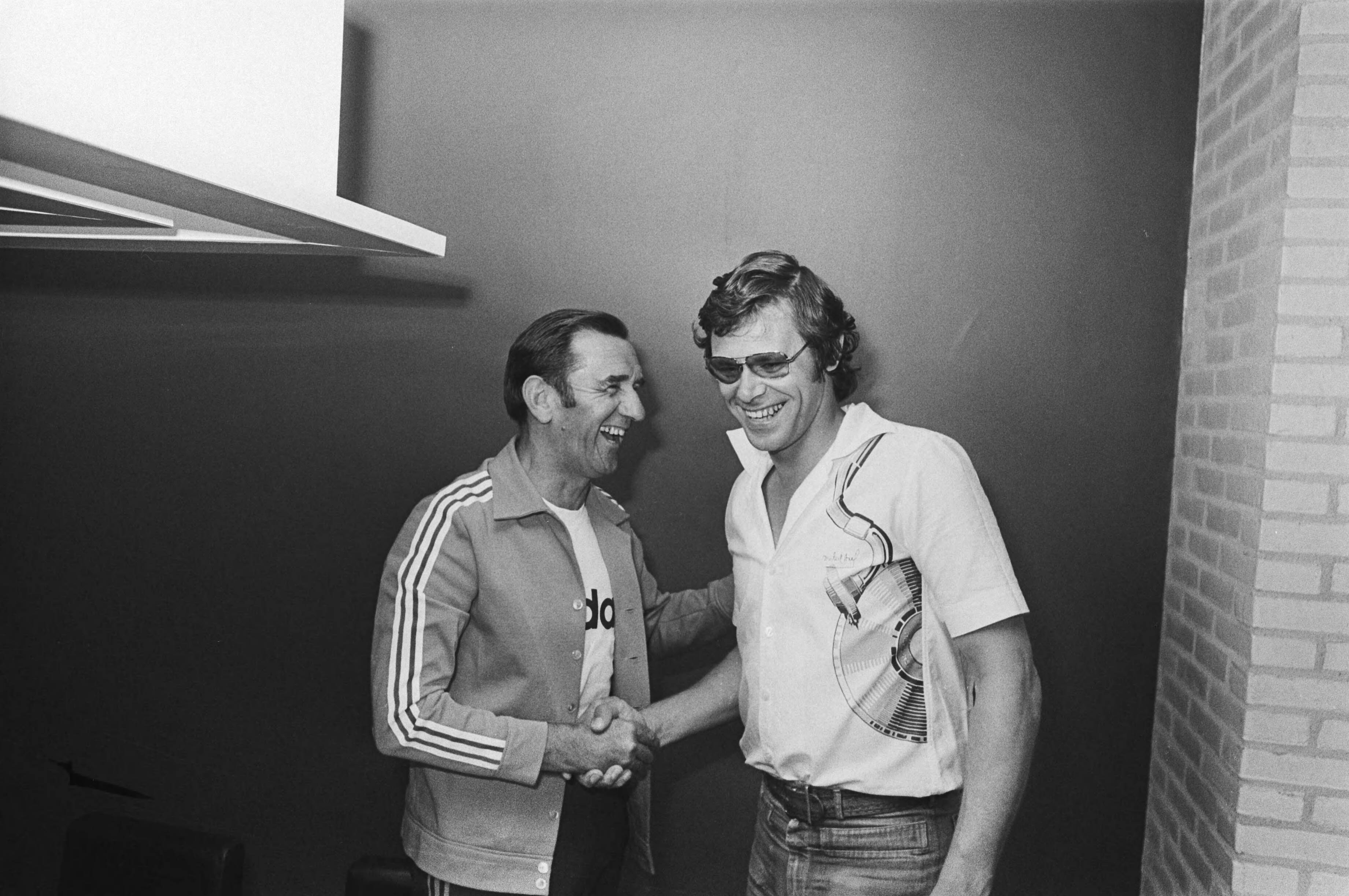 Fotocollectie Anefo — Selectie Nederlands elftal in Zeist bijeen voor Europees Kampioenschap, trainer Knobel begroet Jan Jongbloed — Foto: Verhoeff, Bert / Anefo. Licentie: Set B: Rechtenvrij / Publiek Domein. Bron: Nationaal Archief. http://hdl.handle.net/10648/ac85ea80-d0b4-102d-bcf8-003048976d84
