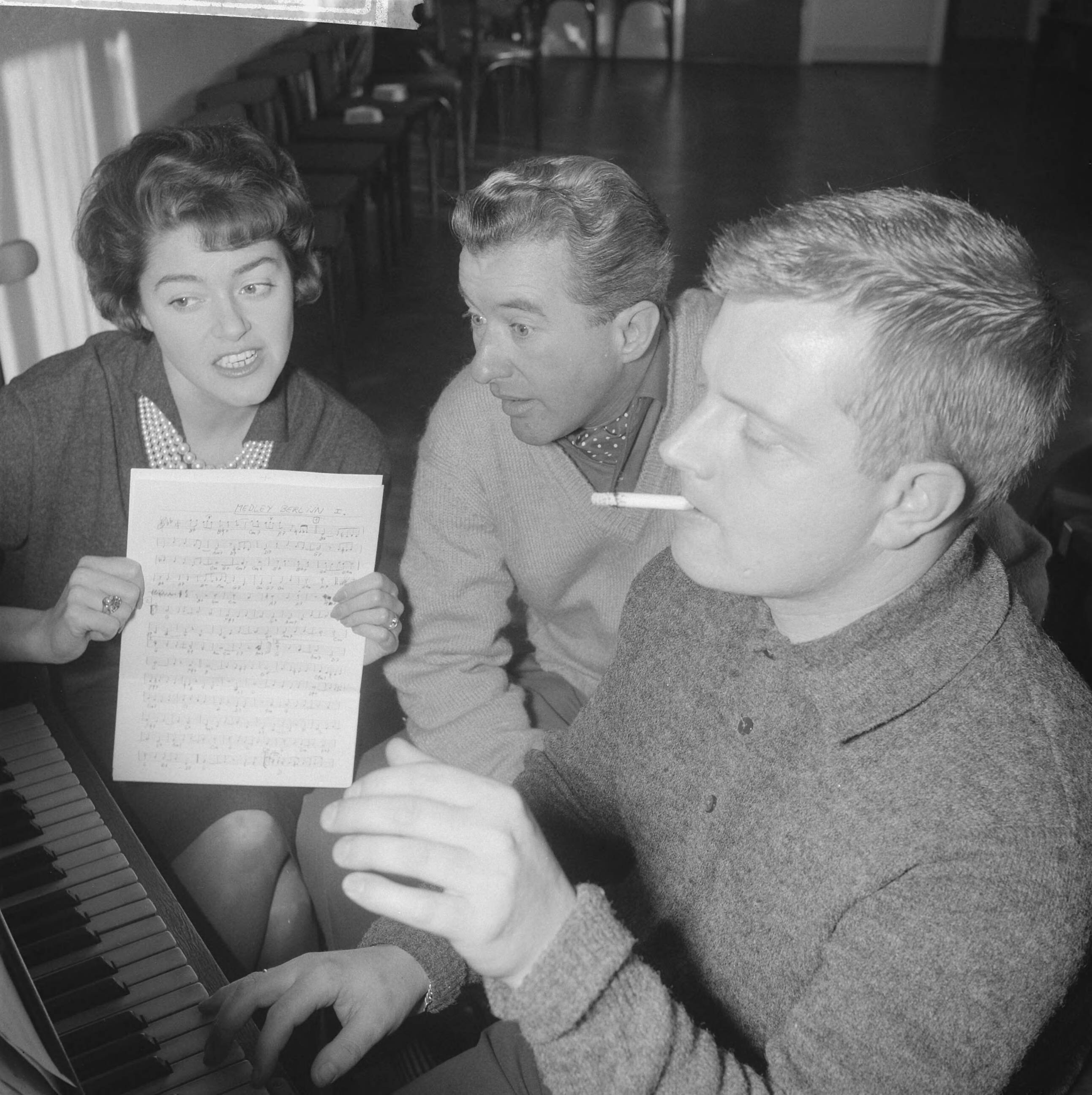 Fotocollectie Anefo — Teddy en Henk Scholten gaan naar Duitse TV. Teddy en Henk Scholten en hun pianist Wim Jongbloed — Foto: Nijs, Jac. de / Anefo. Licentie: Set B: Rechtenvrij / Publiek Domein. Bron: Nationaal Archief. http://hdl.handle.net/10648/a9efcb74-d0b4-102d-bcf8-003048976d84