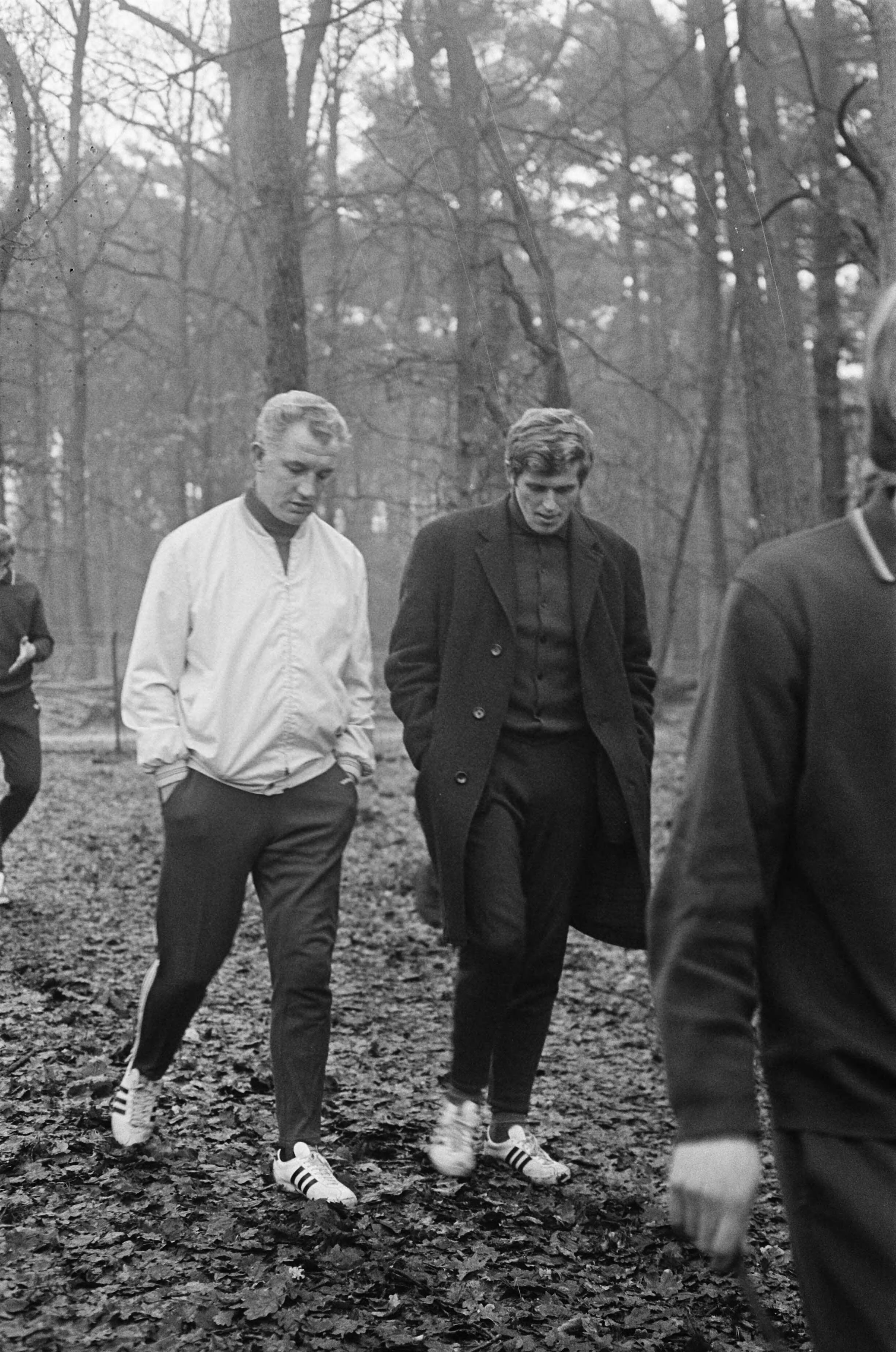 Fotocollectie Anefo — Training Nederlands elftal, dat tegen Engeland zal spelen in KNVB-sportcentrum te Zeist. Piet Keizer en bondscoach Kessler tijdens boswandeling — Foto: Mieremet, Rob / Anefo. Licentie: Set B: Rechtenvrij / Publiek Domein. Bron: Nationaal Archief. http://hdl.handle.net/10648/ab88a51e-d0b4-102d-bcf8-003048976d84