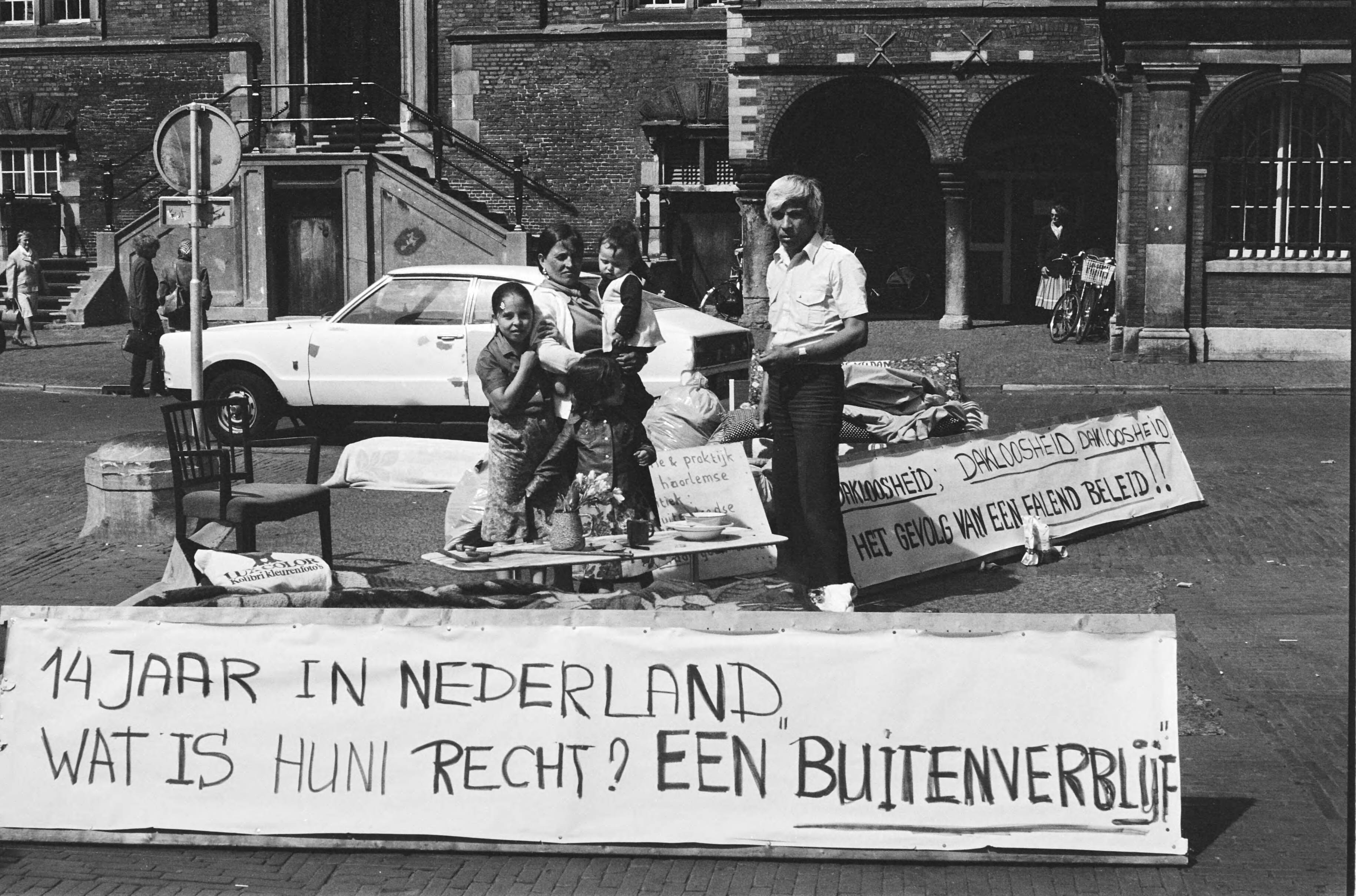 Fotocollectie Anefo — Turks gezin bivakkeert op Grote Markt in Haarlem na uit kraakpand gezet te zijn — Foto: Pereira, Fernando / Anefo. Licentie: Set B: Rechtenvrij / Publiek Domein. Bron: Nationaal Archief. http://hdl.handle.net/10648/ace0fcfe-d0b4-102d-bcf8-003048976d84