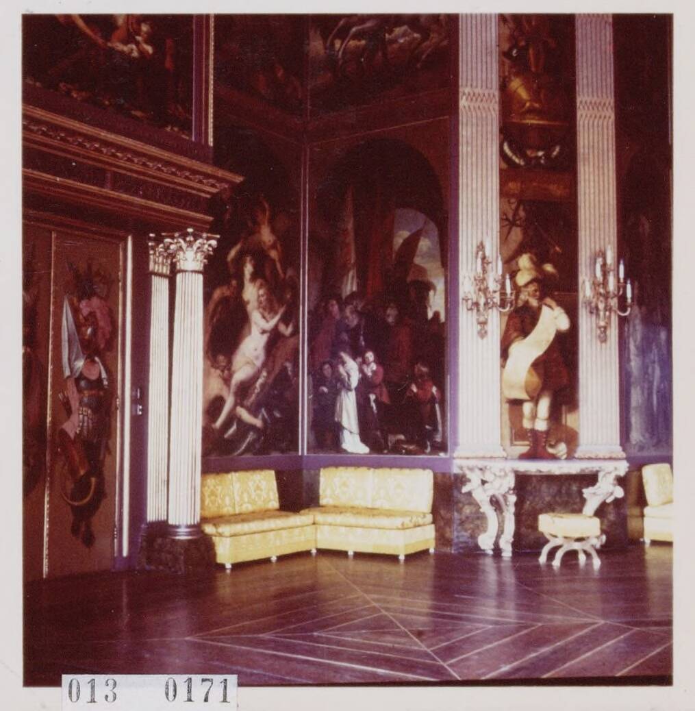 Paleis Huis ten Bosch te Den Haag — Oranjezaal — Foto: Onbekend / RVD. Licentie: Set B: Rechtenvrij / Publiek Domein. Bron: Nationaal Archief. http://hdl.handle.net/10648/afa8c322-d0b4-102d-bcf8-003048976d84