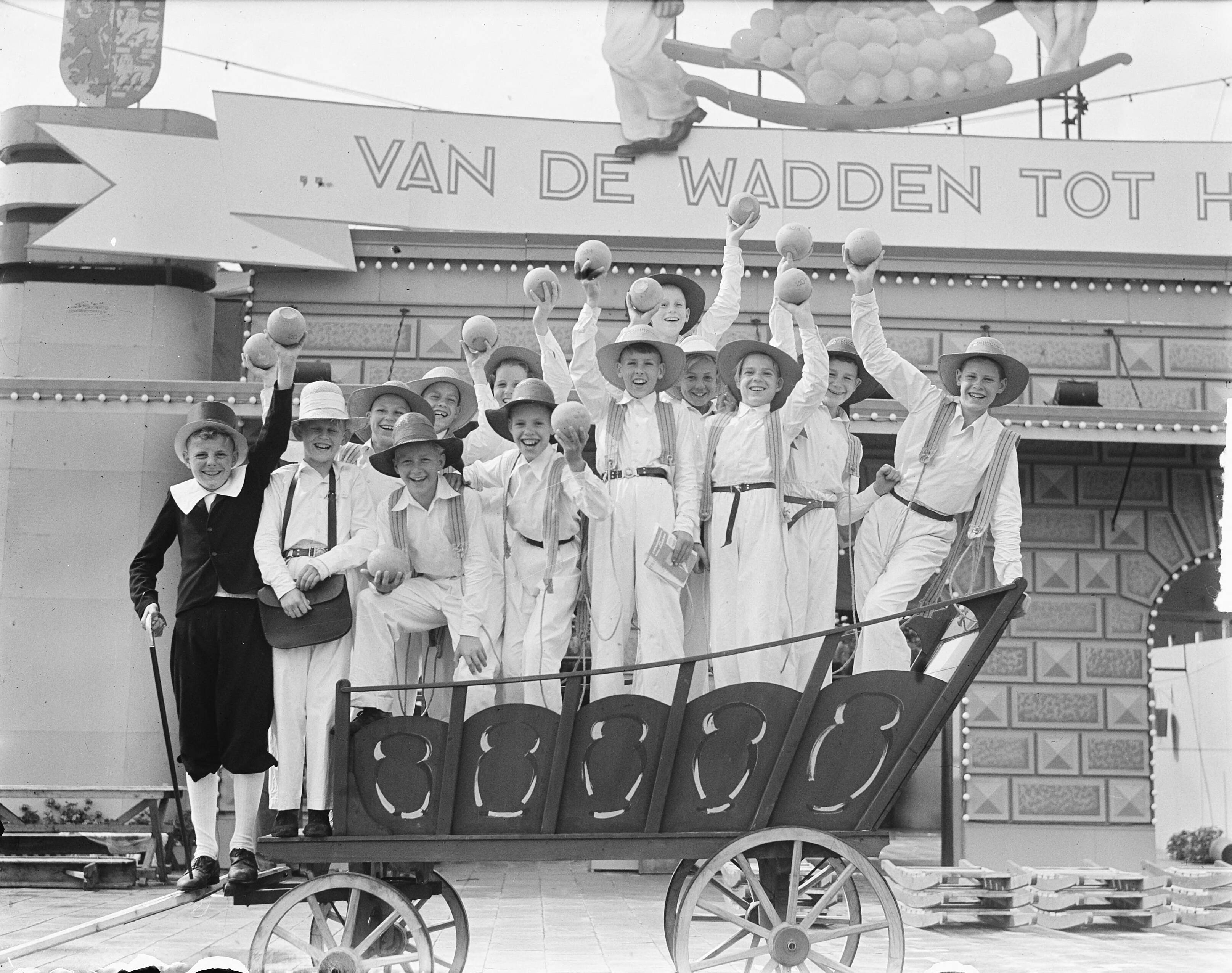 Fotocollectie Anefo — Tentoonstelling "Van de Wadden tot het IJ" te Alkmaar. Kaasdragersspel — Foto: Noske, J.D. / Anefo. Licentie: Set B: Rechtenvrij / Publiek Domein. Bron: Nationaal Archief. http://hdl.handle.net/10648/a8dbf762-d0b4-102d-bcf8-003048976d84
