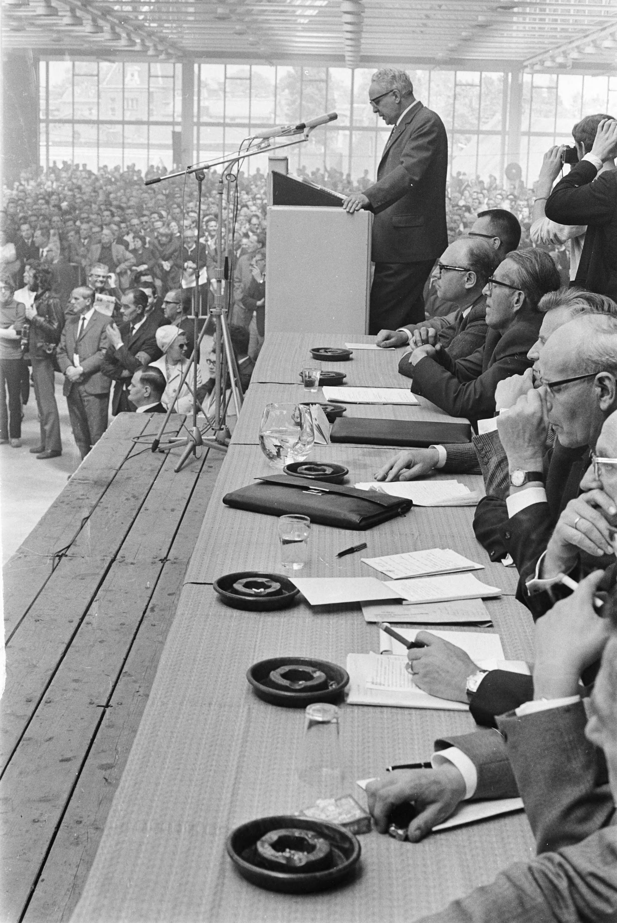 Fotocollectie Anefo — Vakbonden bijeen te Utrecht. Overzichten — Foto: Kroon, Ron / Anefo. Licentie: Set B: Rechtenvrij / Publiek Domein. Bron: Nationaal Archief. http://hdl.handle.net/10648/ab42213e-d0b4-102d-bcf8-003048976d84