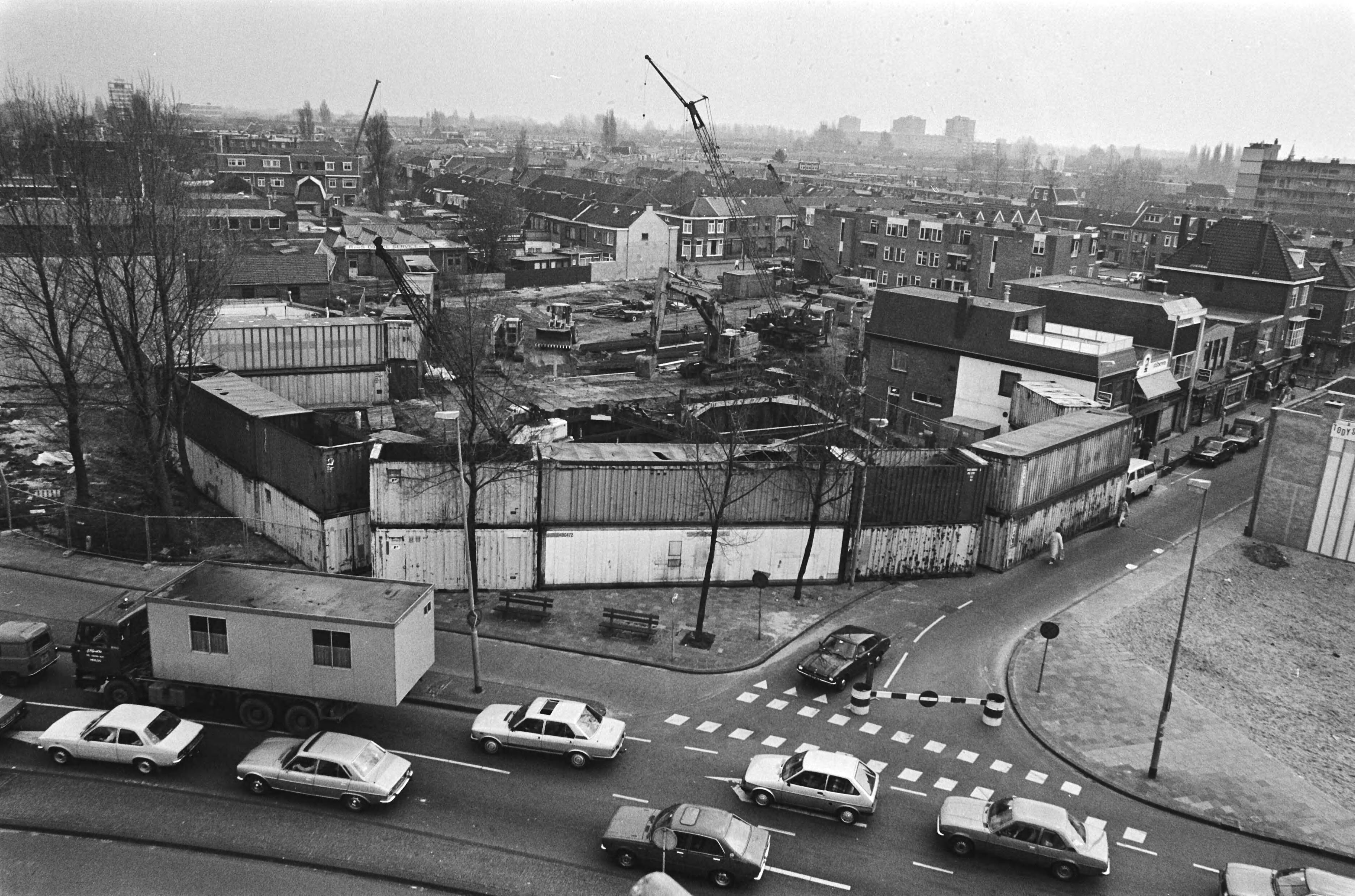 Fotocollectie Anefo — Containers tegen eventuele ontploffingen bij bouwput met bommen in Haarlem — Foto: Bogaerts, Rob / Anefo. Licentie: Set B: Rechtenvrij / Publiek Domein. Bron: Nationaal Archief. http://hdl.handle.net/10648/ad463ac4-d0b4-102d-bcf8-003048976d84