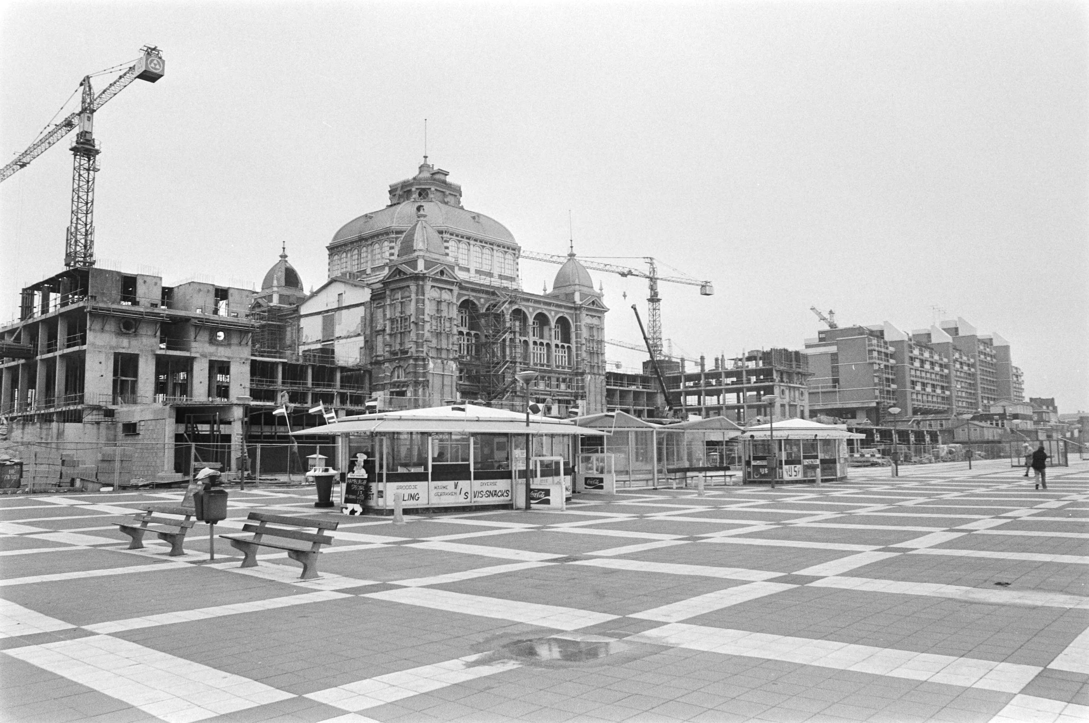 Restauratie van het Kurhaus in Scheveningen — Foto: Croes, Rob C. / Anefo. — Licentie: Set B: Rechtenvrij / Publiek Domein. Bron: Nationaal Archief. http://hdl.handle.net/10648/ac9a7716-d0b4-102d-bcf8-003048976d84