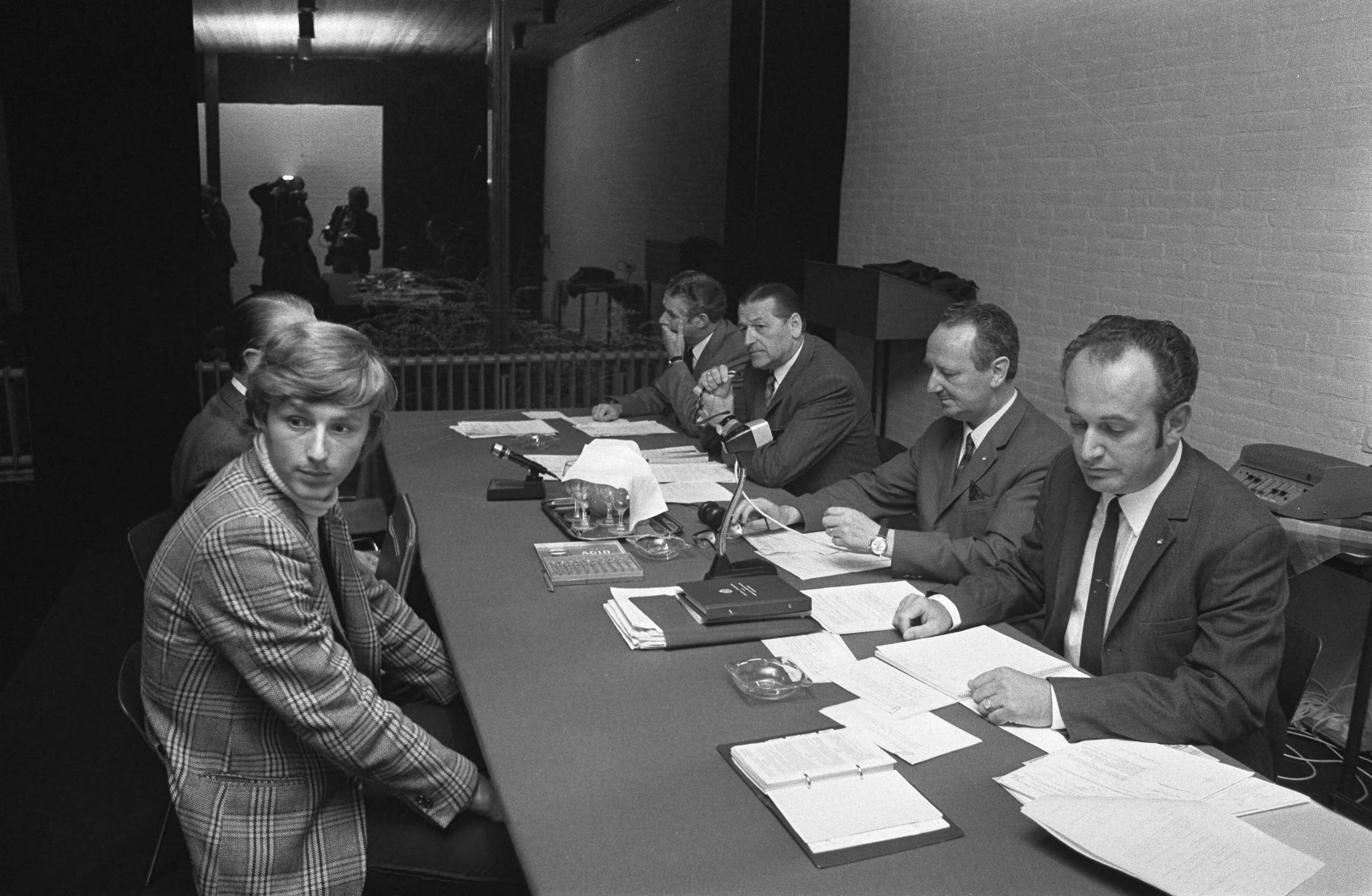 Fotocollectie Anefo — Piet Keizer en Hovenkamp (Groningen) voor tuchtcommissie KNVB te Zeist Hugo Hovenkamp, met microfoon commissievoorzitter mr. E. Catz — Foto: Verhoeff, Bert / Anefo. Licentie: Set B: Rechtenvrij / Publiek Domein. Bron: Nationaal Archief. http://hdl.handle.net/10648/abcf1daa-d0b4-102d-bcf8-003048976d84