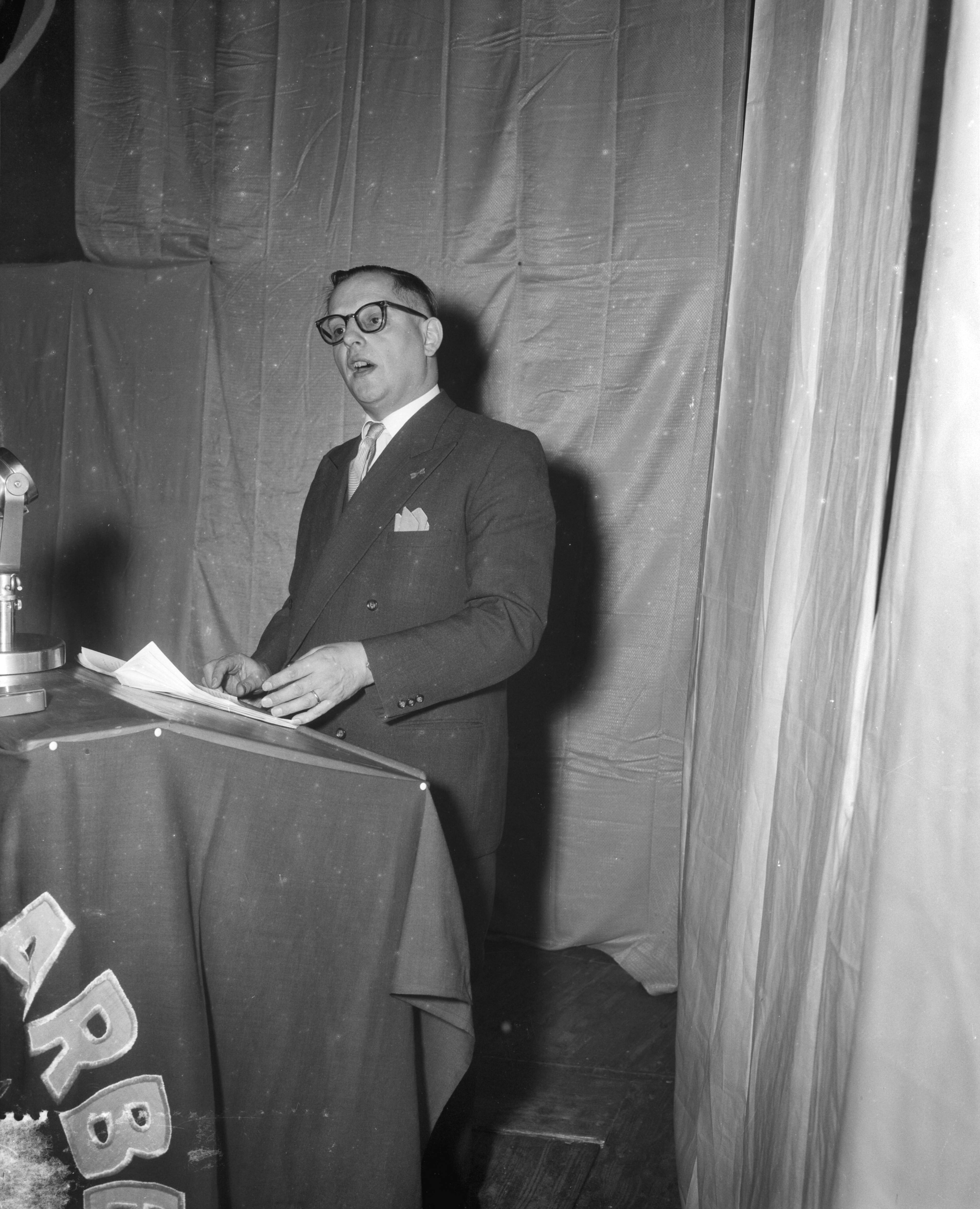 Fotocollectie Anefo — Congres van de Partij van de Arbeid in Den Haag in Den Haag. Toespraak van partijvoorzitter Evert Vermeer — Foto: Pot, Harry / Anefo. Licentie: Set B: Rechtenvrij / Publiek Domein. Bron: Nationaal Archief. http://hdl.handle.net/10648/a95982cc-d0b4-102d-bcf8-003048976d84