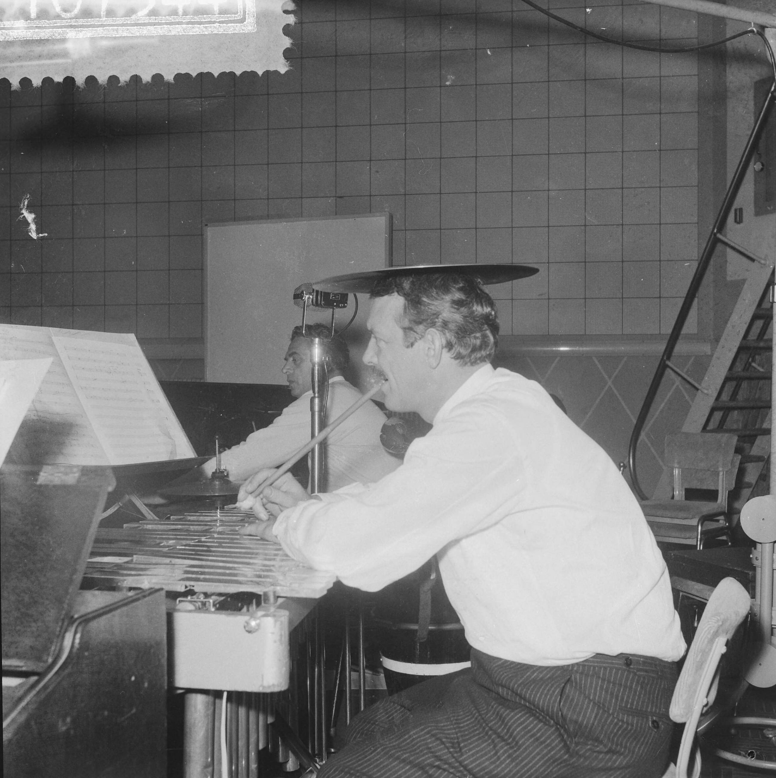 Fotocollectie Anefo — Repetitie van de "Kapelmeesterskapel" onder leiding van G. Nieuwland. Jos Cleber met bekken op het hoofd — Foto: Noske, J.D. / Anefo. Licentie: Set B: Rechtenvrij / Publiek Domein. Bron: Nationaal Archief. http://hdl.handle.net/10648/a9a005d0-d0b4-102d-bcf8-003048976d84