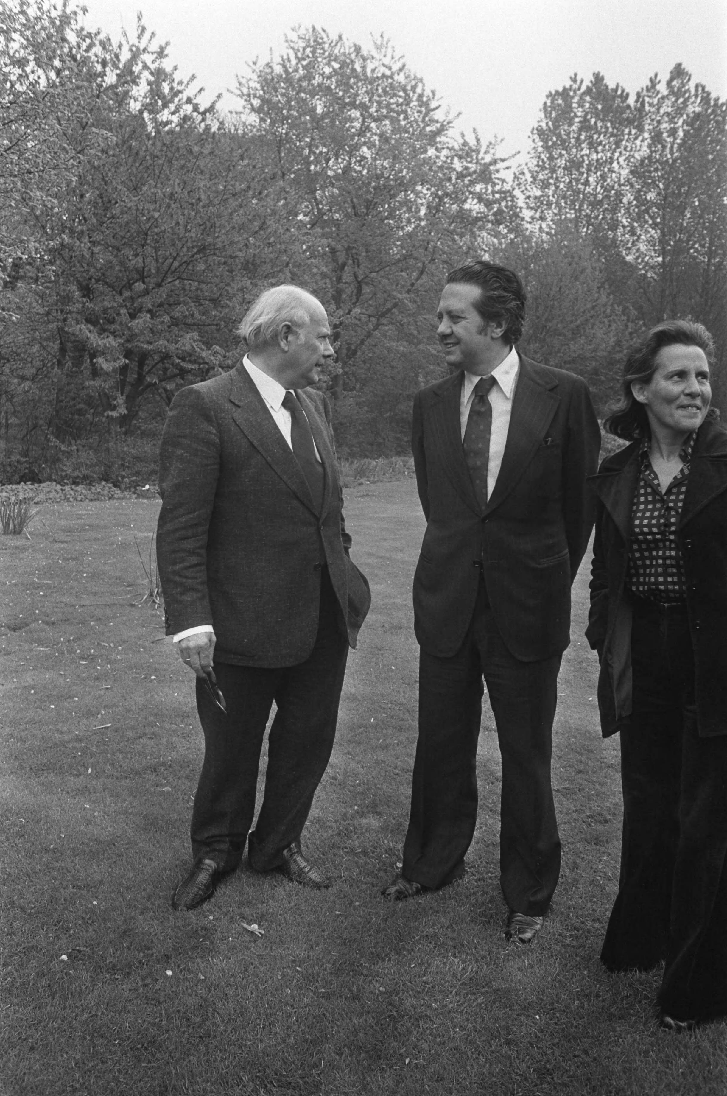 Fotocollectie Anefo — Mario Soares door Den Uyl in Catshuis ontvangen; Den Uyl, Soares, en mevrouw Soares in tuin Catshuis — Foto: Peters, Hans / Anefo. Licentie: Set B: Rechtenvrij / Publiek Domein. Bron: Nationaal Archief. http://hdl.handle.net/10648/ac4a0740-d0b4-102d-bcf8-003048976d84
