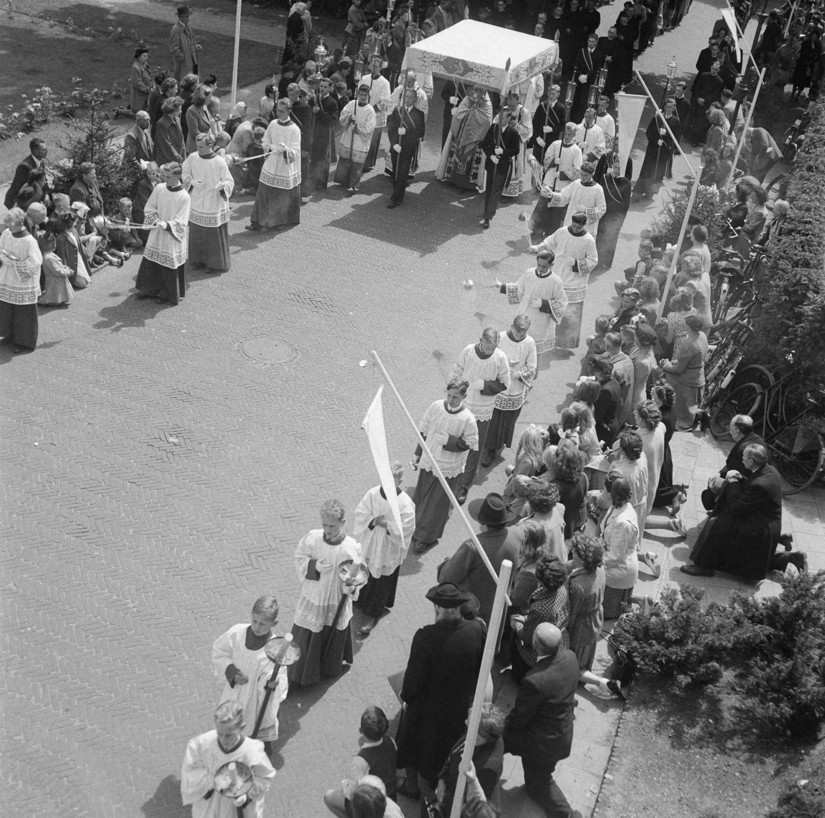 Fotocollectie Anefo — St. Jansprocessie te Laren — Foto: Oorschot, […] van / Anefo. Licentie: Set B: Rechtenvrij / Publiek Domein. Bron: Nationaal Archief. http://hdl.handle.net/10648/a8b88188-d0b4-102d-bcf8-003048976d84