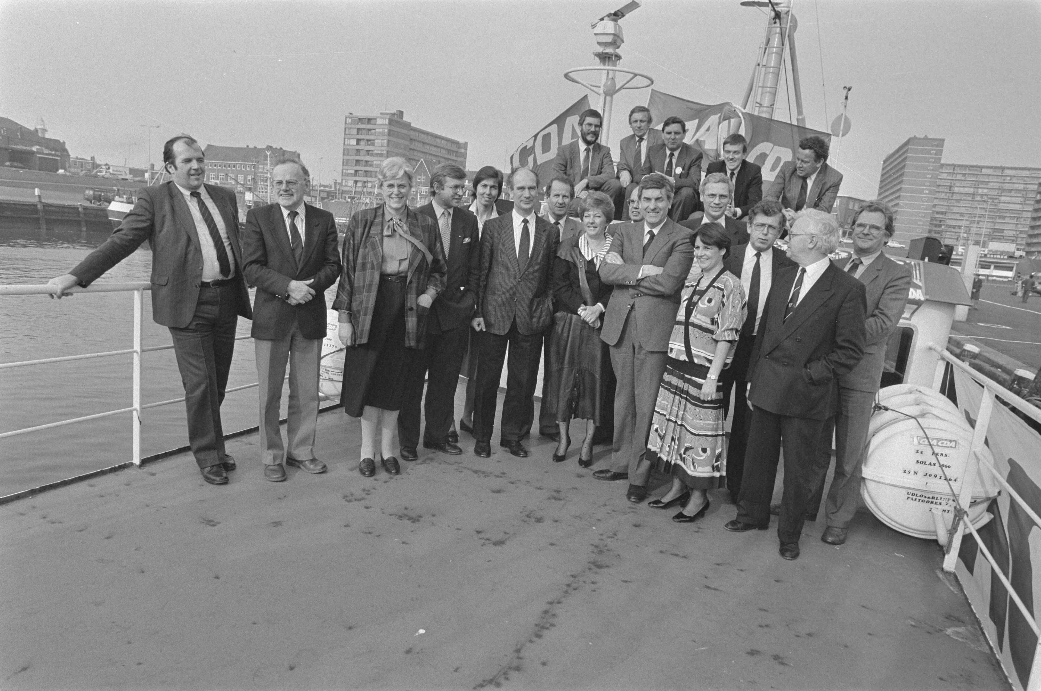 Groepsfoto CDA te Scheveningen — Zuid-Holland|Scheveningen|politieke partijen |portretten|CDA — Foto: Bogaerts, Rob / Anefo. Licentie: Set B: Rechtenvrij / Publiek Domein. Bron: Nationaal Archief. http://hdl.handle.net/10648/ad51218c-d0b4-102d-bcf8-003048976d84