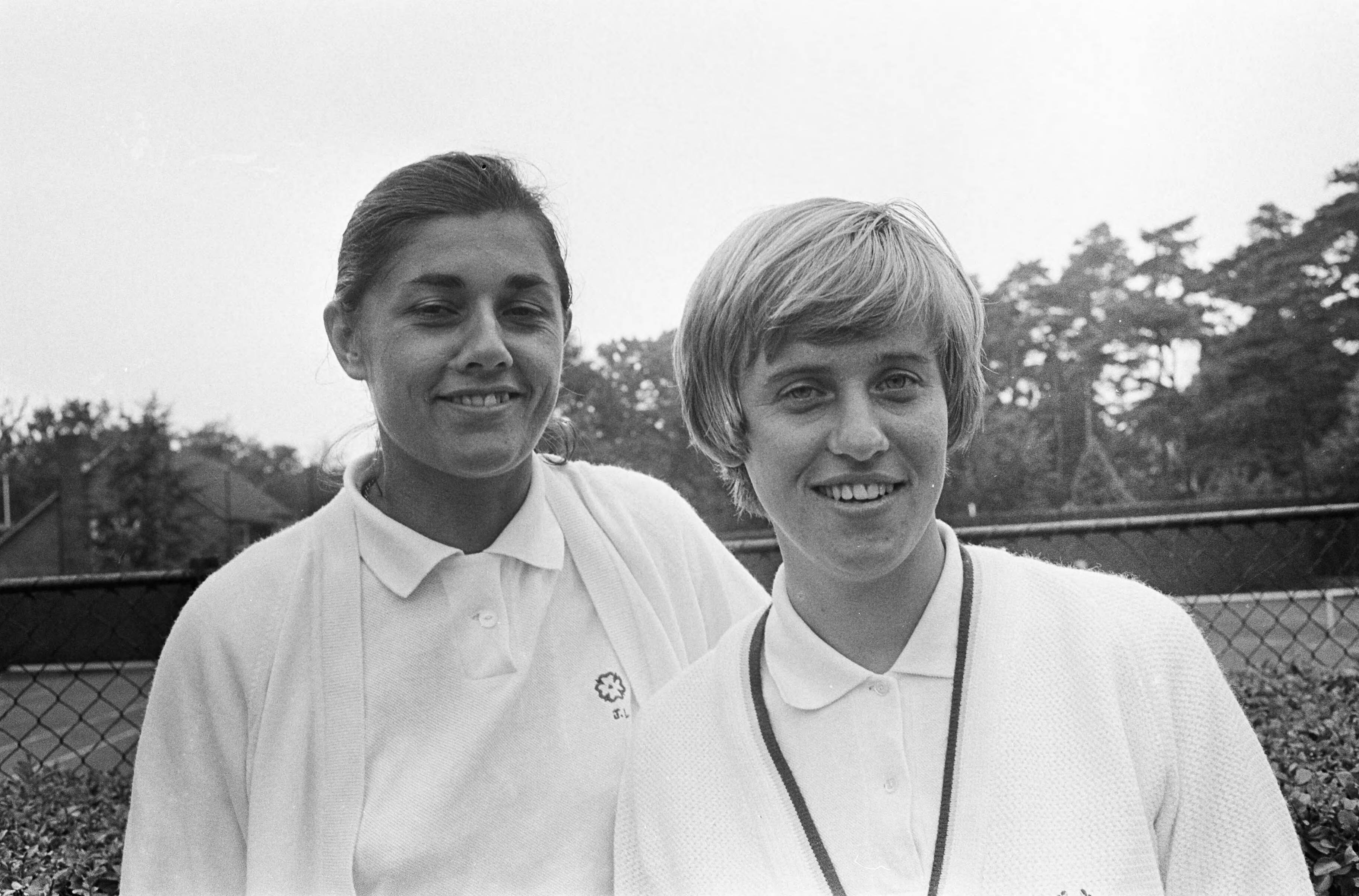 Fotocollectie Anefo — Internationale tenniskampioenschappen te Hilversum, Astrid Suurbeek (rechts) versloeg Francaise J. Liefrig — Foto: Koch, Eric / Anefo. Licentie: Set B: Rechtenvrij / Publiek Domein. Bron: Nationaal Archief. http://hdl.handle.net/10648/aaf34474-d0b4-102d-bcf8-003048976d84