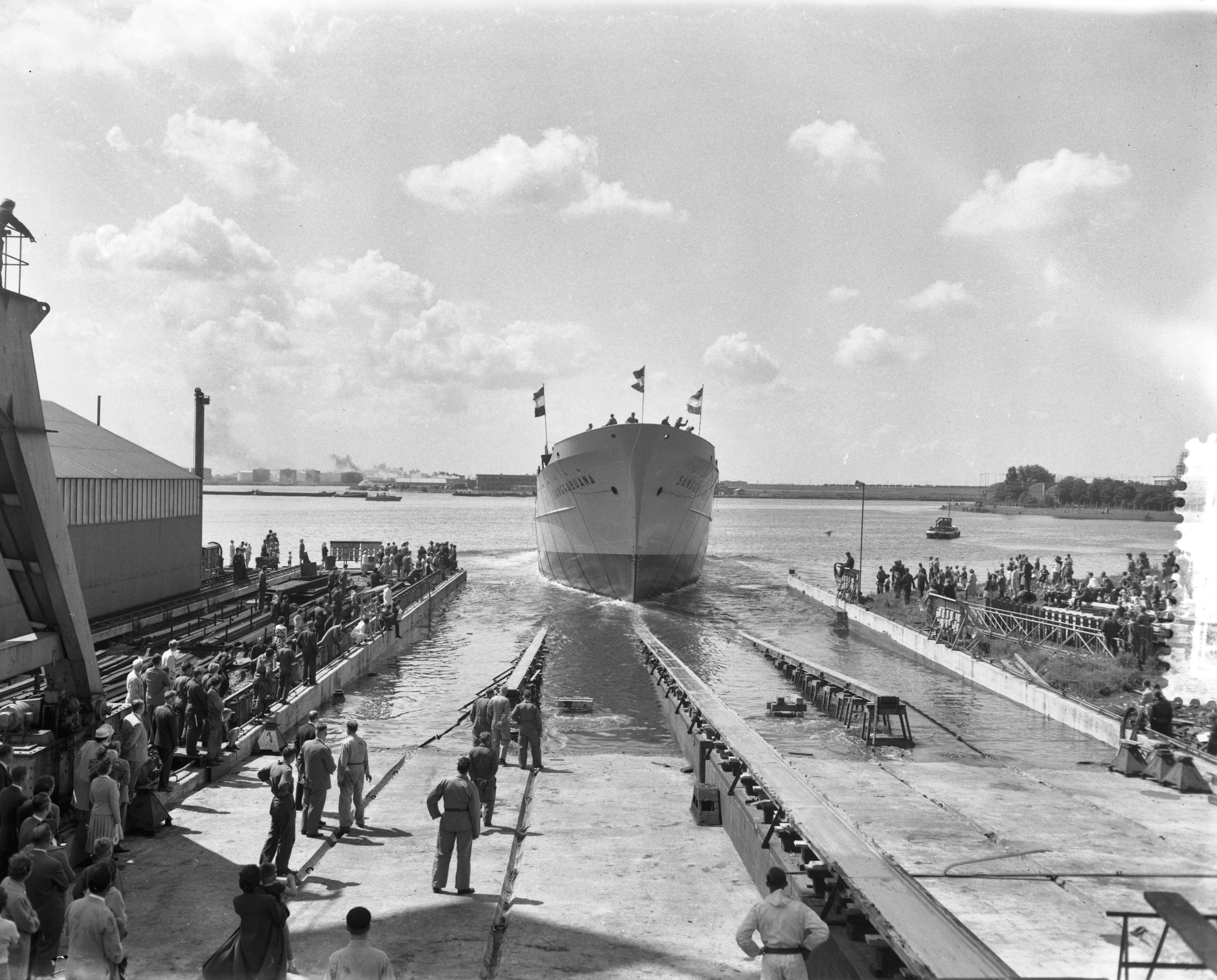 Fotocollectie Anefo — Tewaterlating "Sanggabuana" bij de N.V. Zaanlandsche Scheepsbouwmaatschappij te Zaandam — Foto: Bilsen, Joop van / Anefo. Licentie: Set B: Rechtenvrij / Publiek Domein. Bron: Nationaal Archief. http://hdl.handle.net/10648/a9b45a8a-d0b4-102d-bcf8-003048976d84