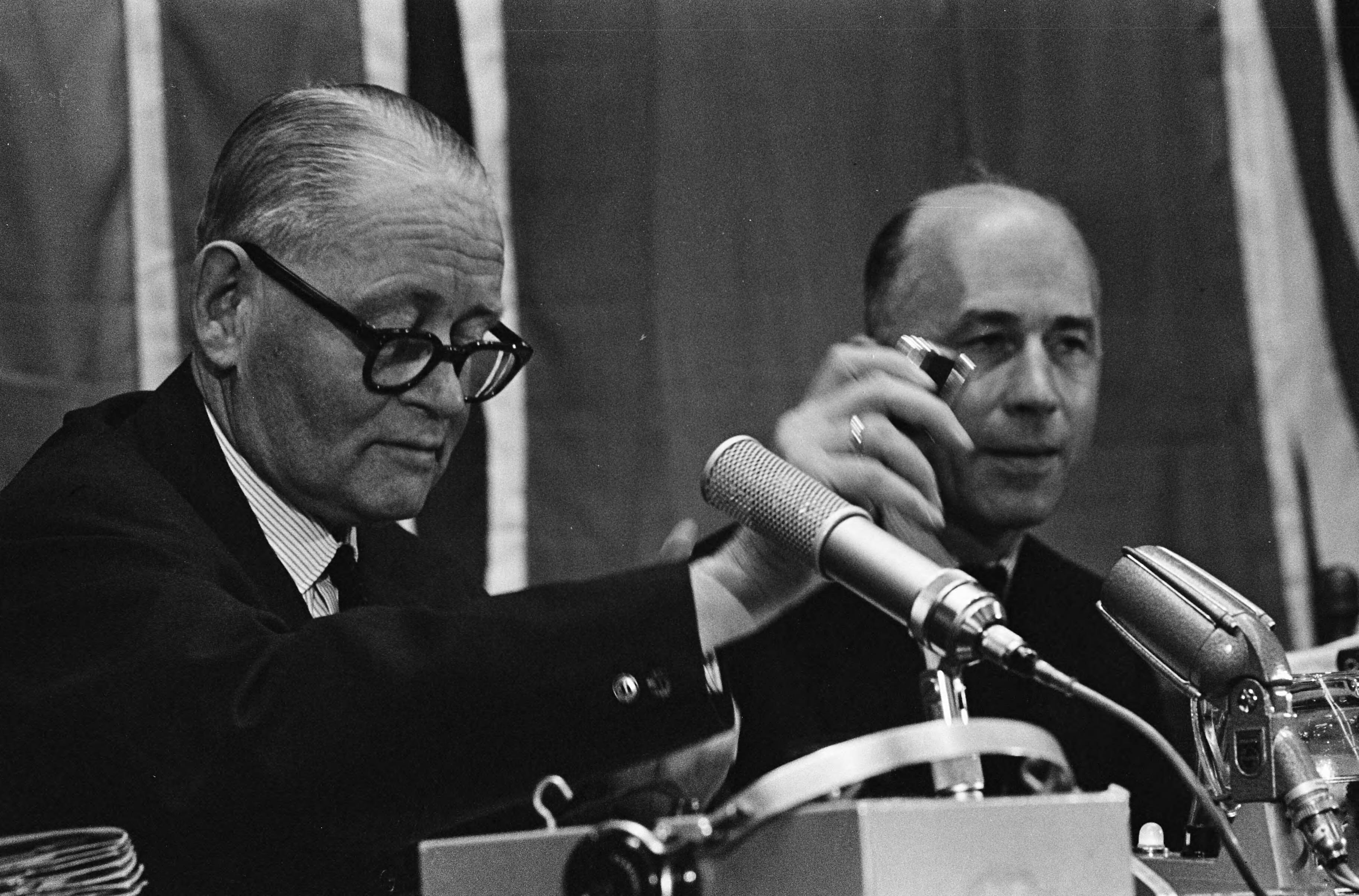 Fotocollectie Anefo — De NAVO Conferentie in Den Haag , secretaris generaal D. U. Stikker een persconferentie gehouden — Foto: Koch, Eric / Anefo. Licentie: Set B: Rechtenvrij / Publiek Domein. Bron: Nationaal Archief. http://hdl.handle.net/10648/aa68bbce-d0b4-102d-bcf8-003048976d84
