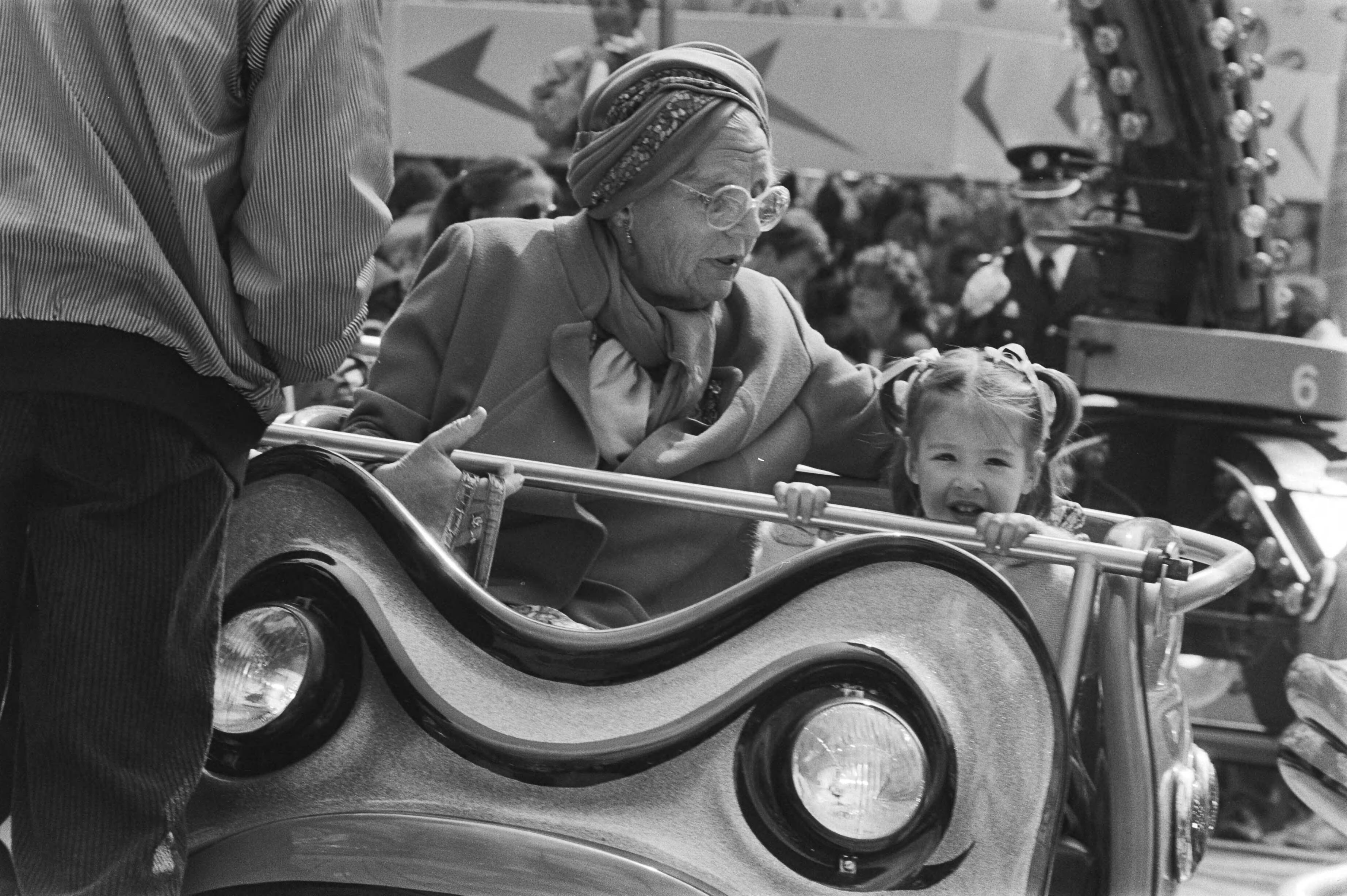 Fotocollectie Anefo — Koninginnedag 1984 in Den Haag ; Prinses Juliana met kleindochter Juliana in Spider — Foto: Antonisse, Marcel / Anefo. Licentie: Set B: Rechtenvrij / Publiek Domein. Bron: Nationaal Archief. http://hdl.handle.net/10648/ad37fb12-d0b4-102d-bcf8-003048976d84
