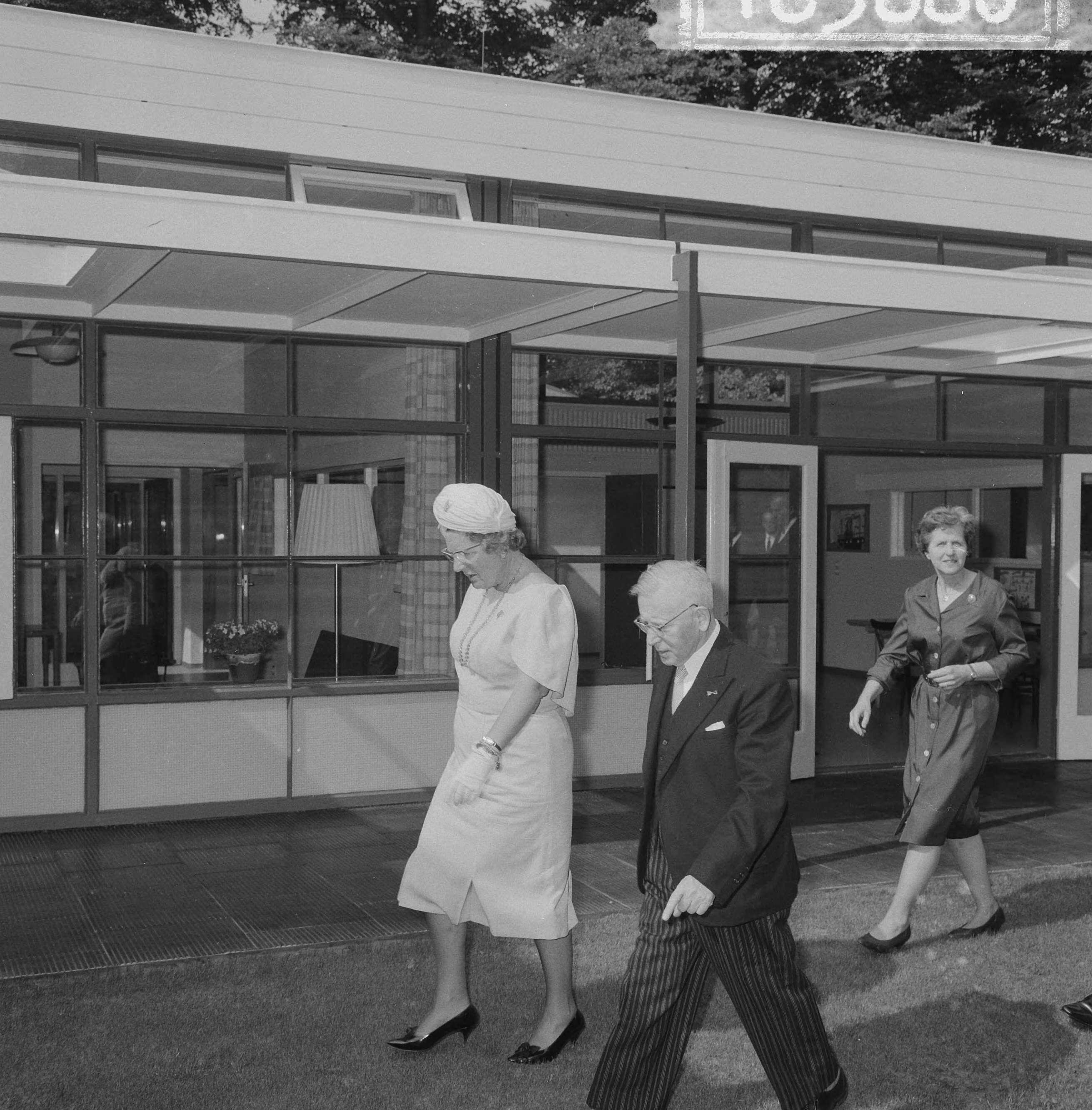 Fotocollectie Anefo — Koningin Juliana opent de Hemofiliekliniek in Huizen, aankomst — Foto: Nijs, Jac. de / Anefo. Licentie: Set B: Rechtenvrij / Publiek Domein. Bron: Nationaal Archief. http://hdl.handle.net/10648/aa6eb1b4-d0b4-102d-bcf8-003048976d84