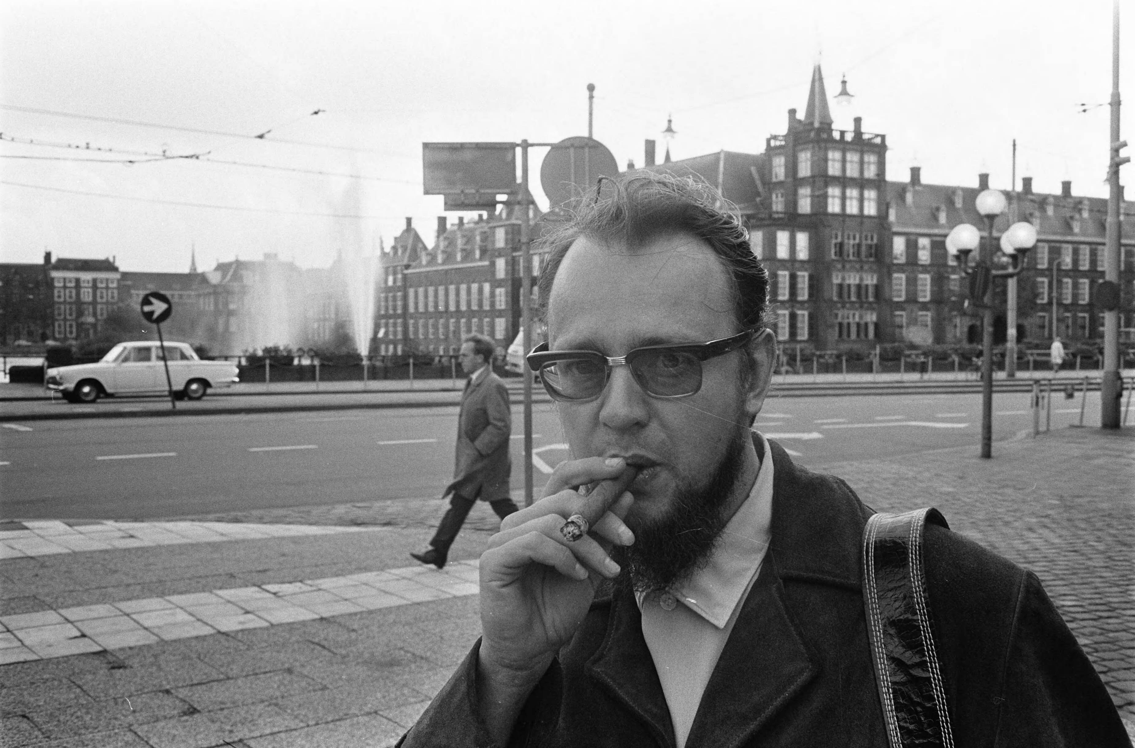 Fotocollectie Anefo — Lars Persson , Zweedse antropoloog die de moord op de Indianen in Brazilie bekend maakte, in Den Haag . L. Persson — Foto: Koch, Eric / Anefo. Licentie: Set B: Rechtenvrij / Publiek Domein. Bron: Nationaal Archief. http://hdl.handle.net/10648/ab7e7a26-d0b4-102d-bcf8-003048976d84
