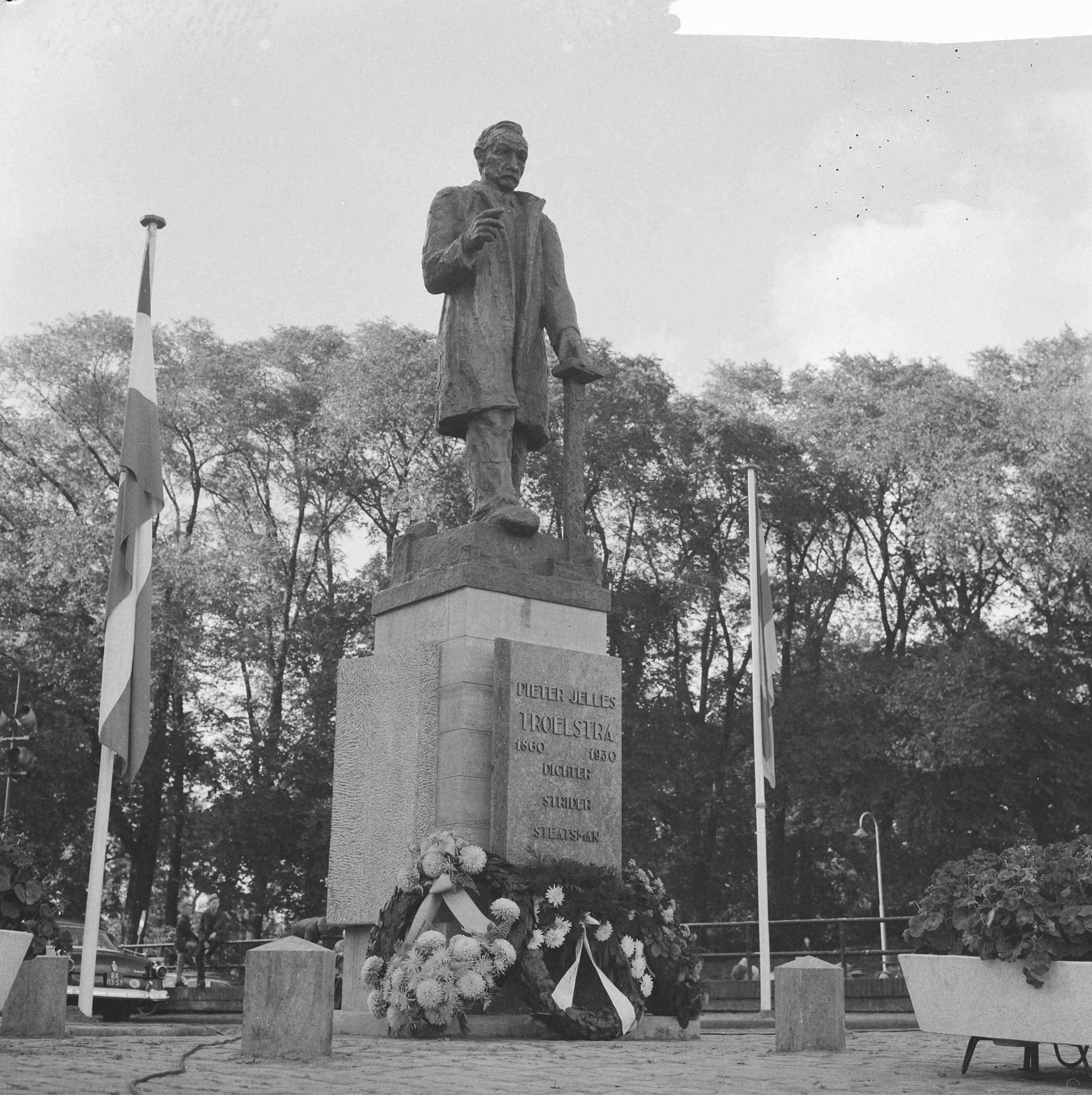 Fotocollectie Anefo — Onthulling monument P.J. Troelstra door kleindochter mevrouw Veronica Baay te Leeuwarden — Foto: Koch, Eric / Anefo. Licentie: Set B: Rechtenvrij / Publiek Domein. Bron: Nationaal Archief. http://hdl.handle.net/10648/aa1a446c-d0b4-102d-bcf8-003048976d84