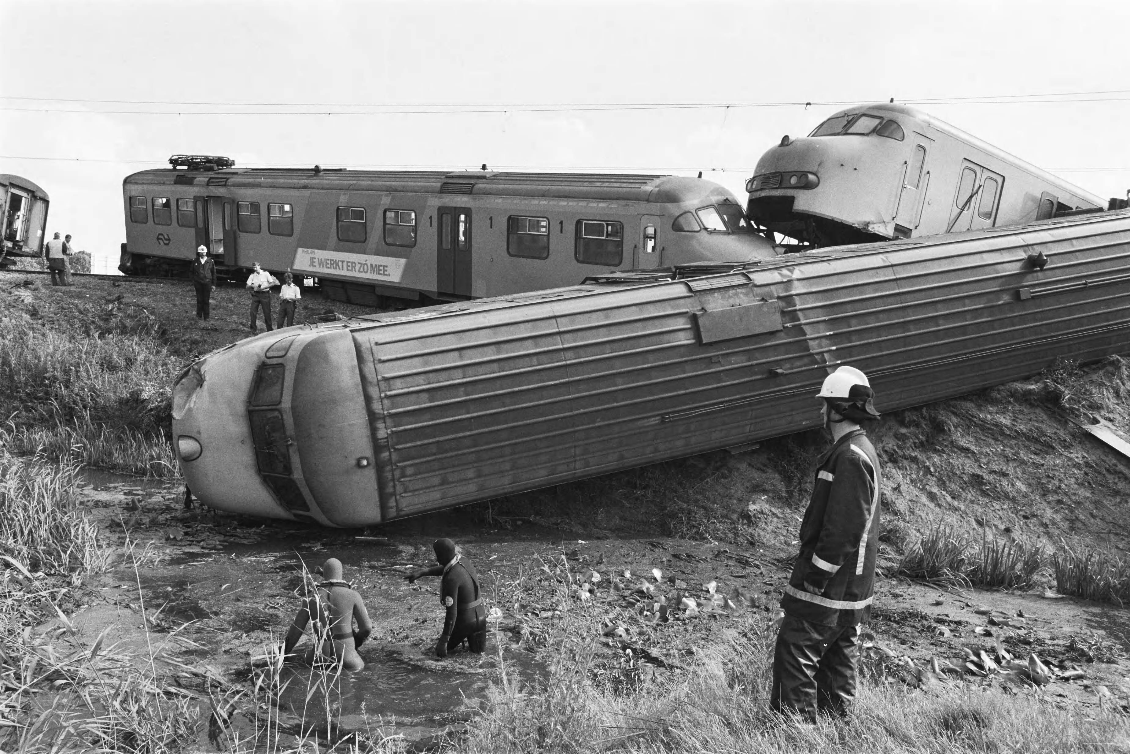 Fotocollectie Anefo — Trein ontspoord na een botsing met een vrachtwagen tussen Alphen a/d Rijn en Bodegraven — Foto: Bogaerts, Rob / Anefo. Licentie: Set B: Rechtenvrij / Publiek Domein. Bron: Nationaal Archief. http://hdl.handle.net/10648/ad739492-d0b4-102d-bcf8-003048976d84