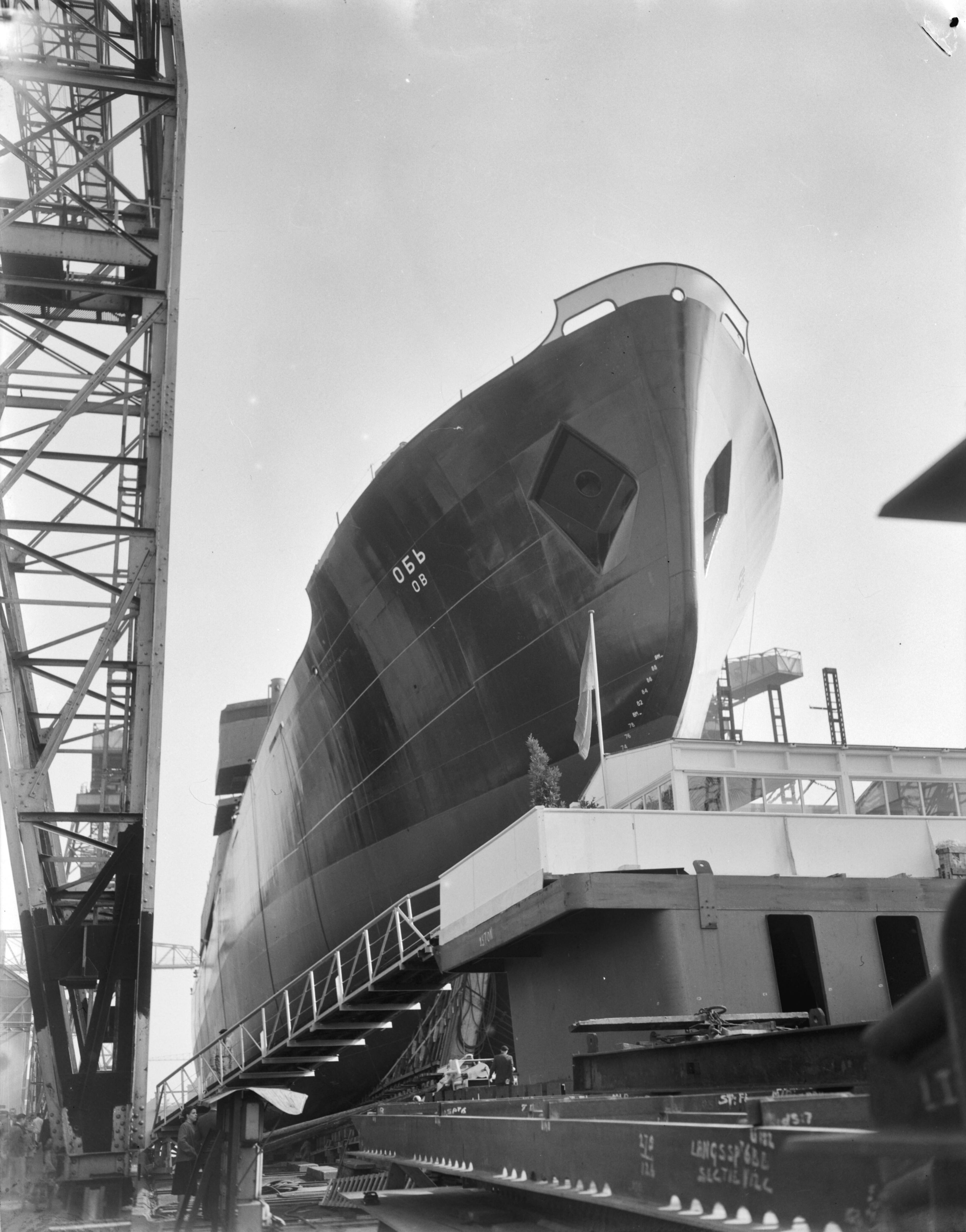 Fotocollectie Anefo — Tewaterlating vrachtschip "OGB" op de werf van N.V. Koninklijke Maatschappij "De Schelde" te Vlissingen — Foto: Duinen, G.W. van / Anefo. Licentie: Set B: Rechtenvrij / Publiek Domein. Bron: Nationaal Archief. http://hdl.handle.net/10648/a915269a-d0b4-102d-bcf8-003048976d84