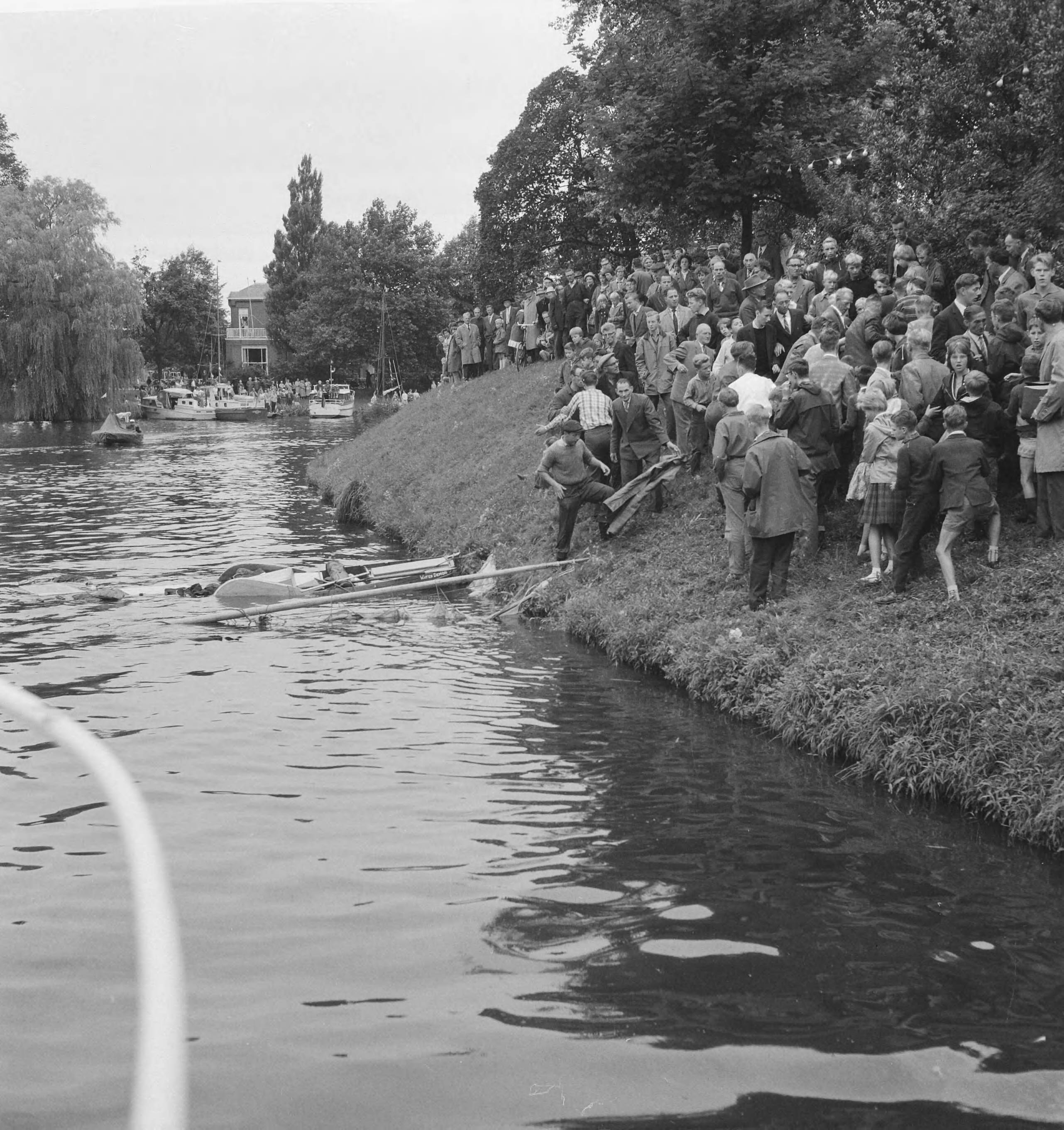 Fotocollectie Anefo — Elfstedentocht per zeilboot. Start vanuit Leeuwarden. Omgeslagen zeilboot — Foto: Koch, Eric / Anefo. Licentie: Set B: Rechtenvrij / Publiek Domein. Bron: Nationaal Archief. http://hdl.handle.net/10648/a9dd5b9c-d0b4-102d-bcf8-003048976d84