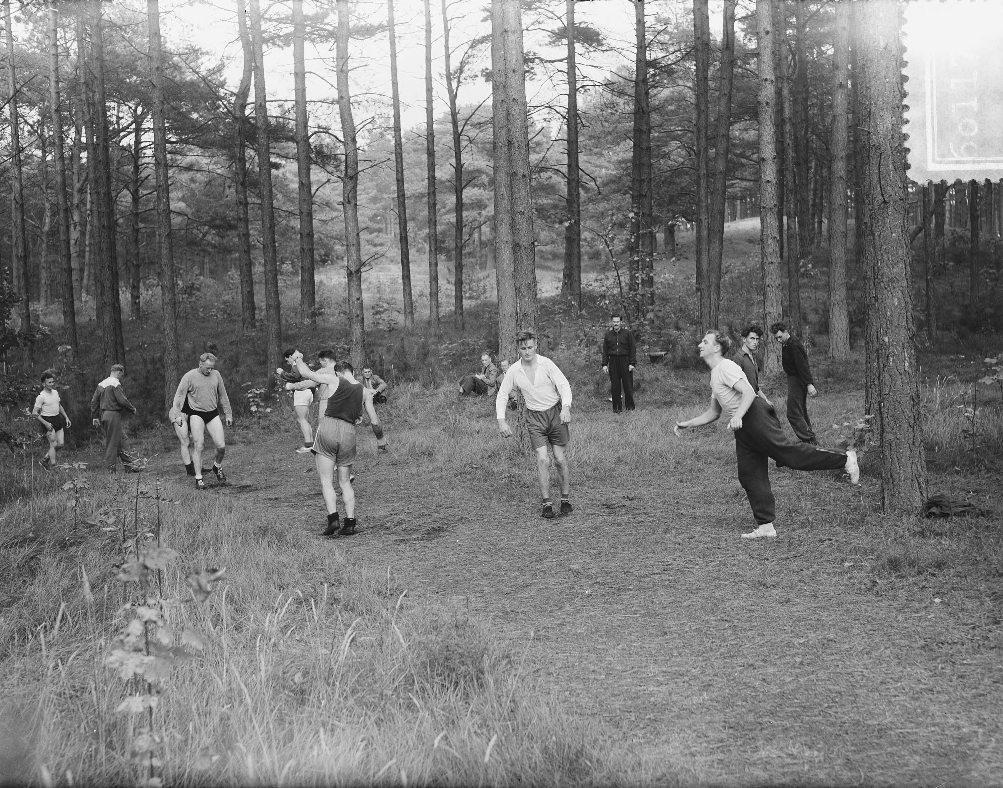 Fotocollectie Anefo — Training Nederlandse schaatsploeg bij CIOS Overveen — Foto: Behrens, Herbert F. / Anefo. Licentie: Set B: Rechtenvrij / Publiek Domein. Bron: Nationaal Archief. http://hdl.handle.net/10648/a9149a5e-d0b4-102d-bcf8-003048976d84