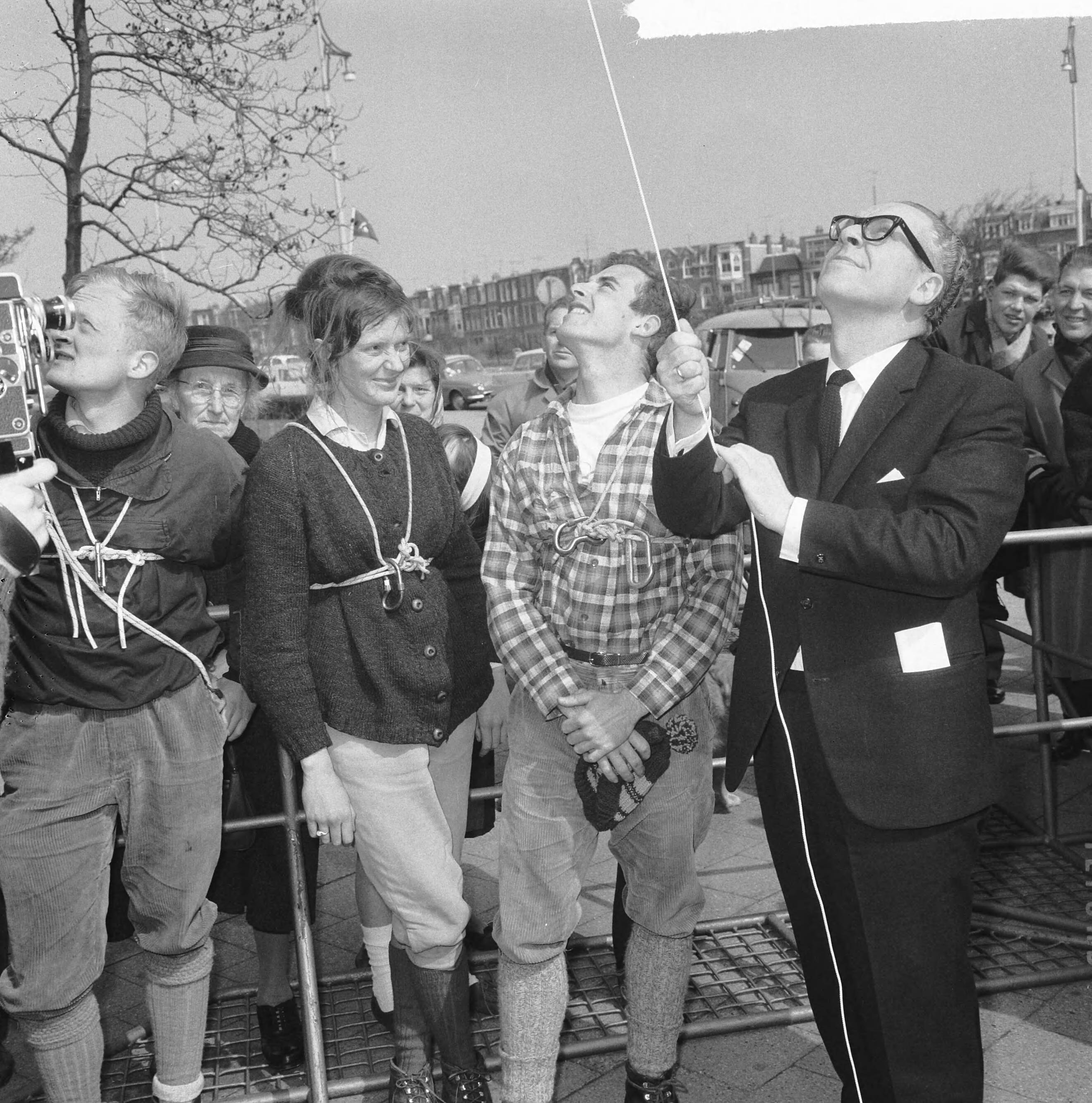 Fotocollectie Anefo — Kamp Houtrust 1965 geopend door wethouder mr. M. Vrolijk van Den Haag, de wethouder hijst de expositiewimpel, bij hem leden van de Delftse Studenten Alpenclub — Foto: Nijs, Jac. de / Anefo. Licentie: Set B: Rechtenvrij / Publiek Domein. Bron: Nationaal Archief. http://hdl.handle.net/10648/aa9ee9ce-d0b4-102d-bcf8-003048976d84