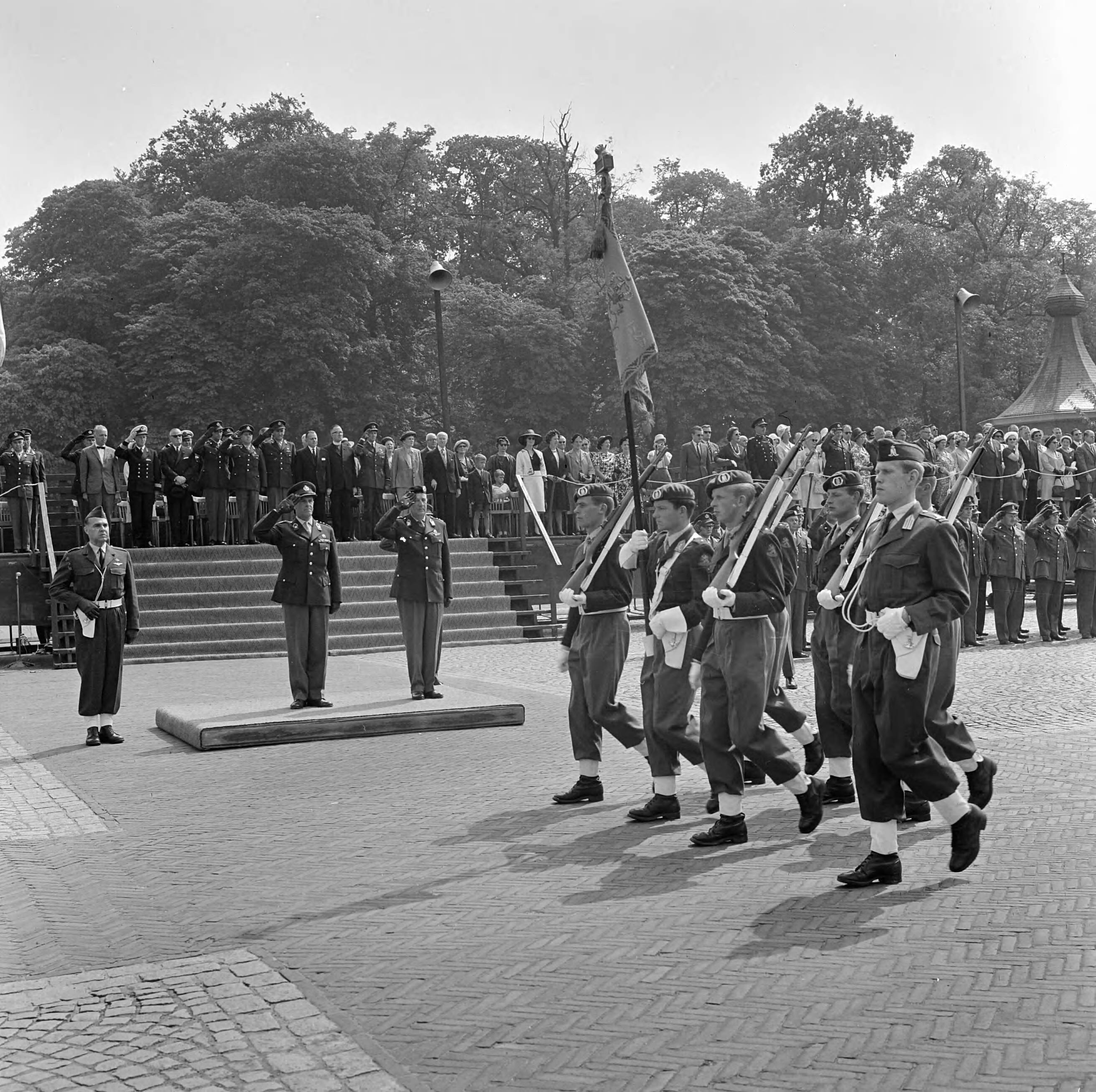 Fotocollectie Anefo — Commando-overdracht K.M.A. te Breda. Defilé met vaandelwacht. Links de nieuwe gouverneur, luitenant-generaal A.V. van den Wall Bake, rechts de scheidende commandant, generaal-majoor W.C.H. van Reede — Foto: Koch, Eric / Anefo. Licentie: Set B: Rechtenvrij / Publiek Domein. Bron: Nationaal Archief. http://hdl.handle.net/10648/aa721304-d0b4-102d-bcf8-003048976d84