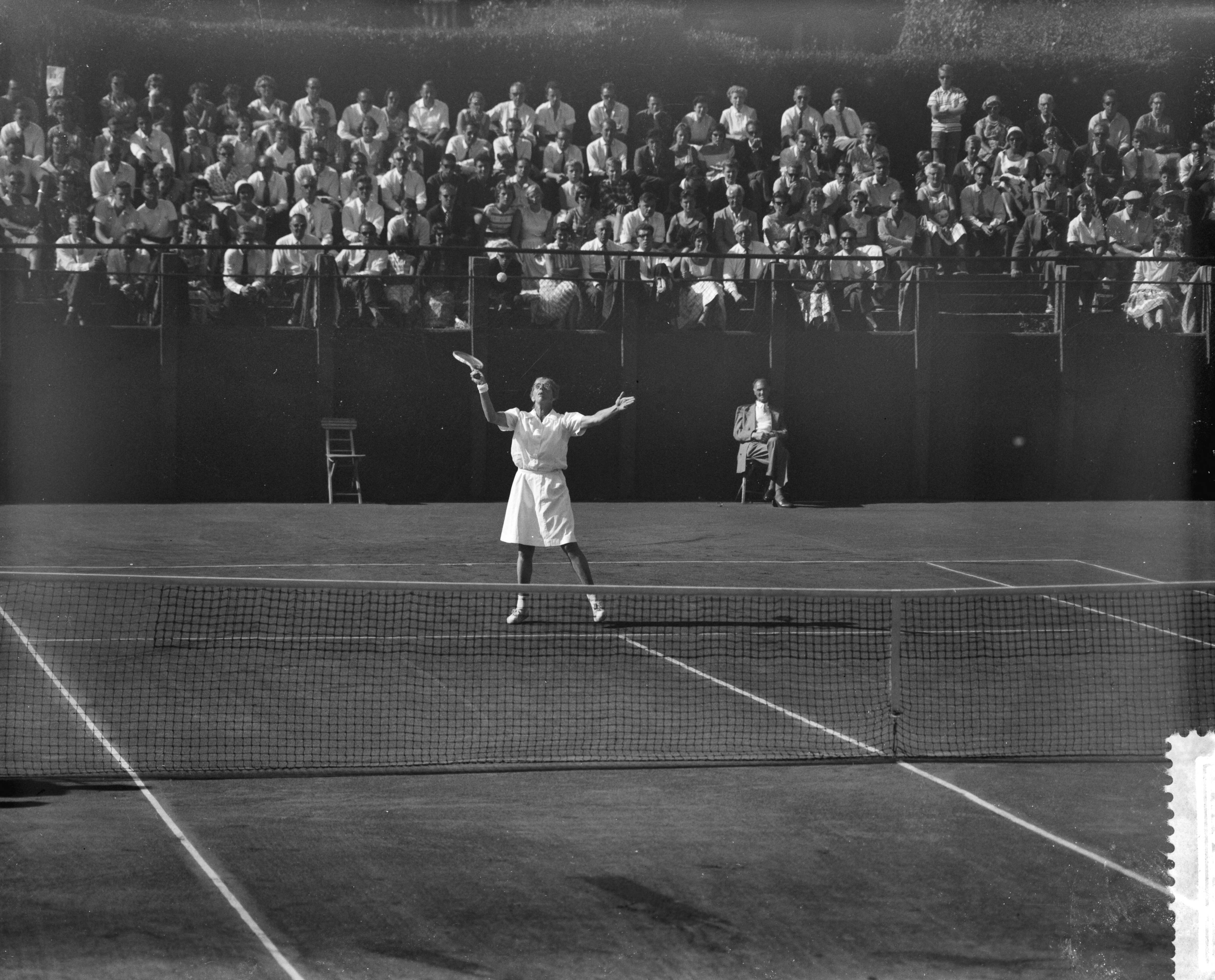 Fotocollectie Anefo — Nederlandse tenniskampioenschappen op de METS-banen te Scheveningen, Madzy Rollin Couquerque in aktie — Foto: Behrens, Herbert F. / Anefo. Licentie: Set B: Rechtenvrij / Publiek Domein. Bron: Nationaal Archief. http://hdl.handle.net/10648/a99b468a-d0b4-102d-bcf8-003048976d84