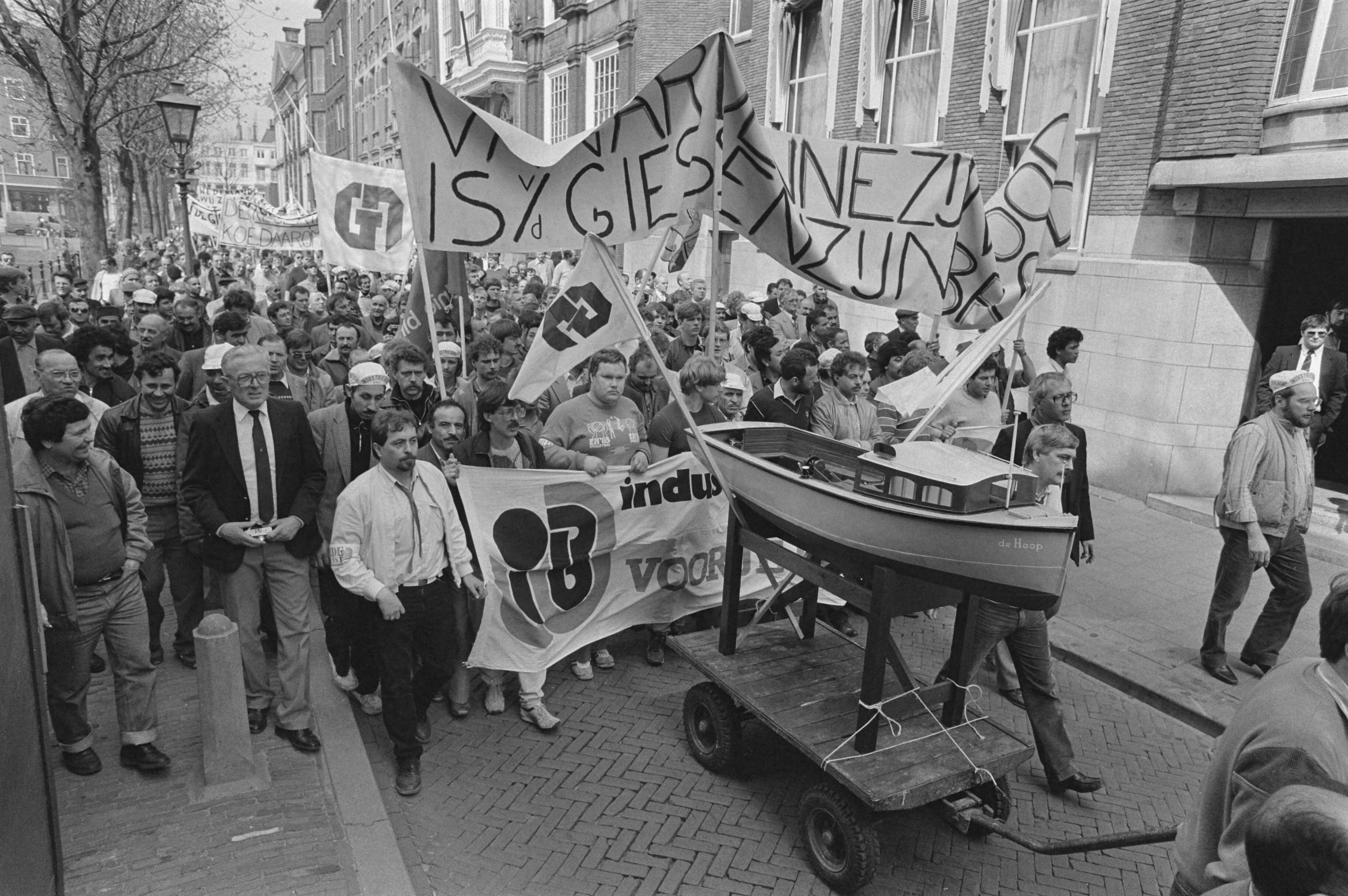 Fotocollectie Anefo — demonstratie personeel van de scheepswerf tegen onslag 1200 man in Den Haag — Foto: Bogaerts, Rob / Anefo. Licentie: Set B: Rechtenvrij / Publiek Domein. Bron: Nationaal Archief. http://hdl.handle.net/10648/ad4590ec-d0b4-102d-bcf8-003048976d84